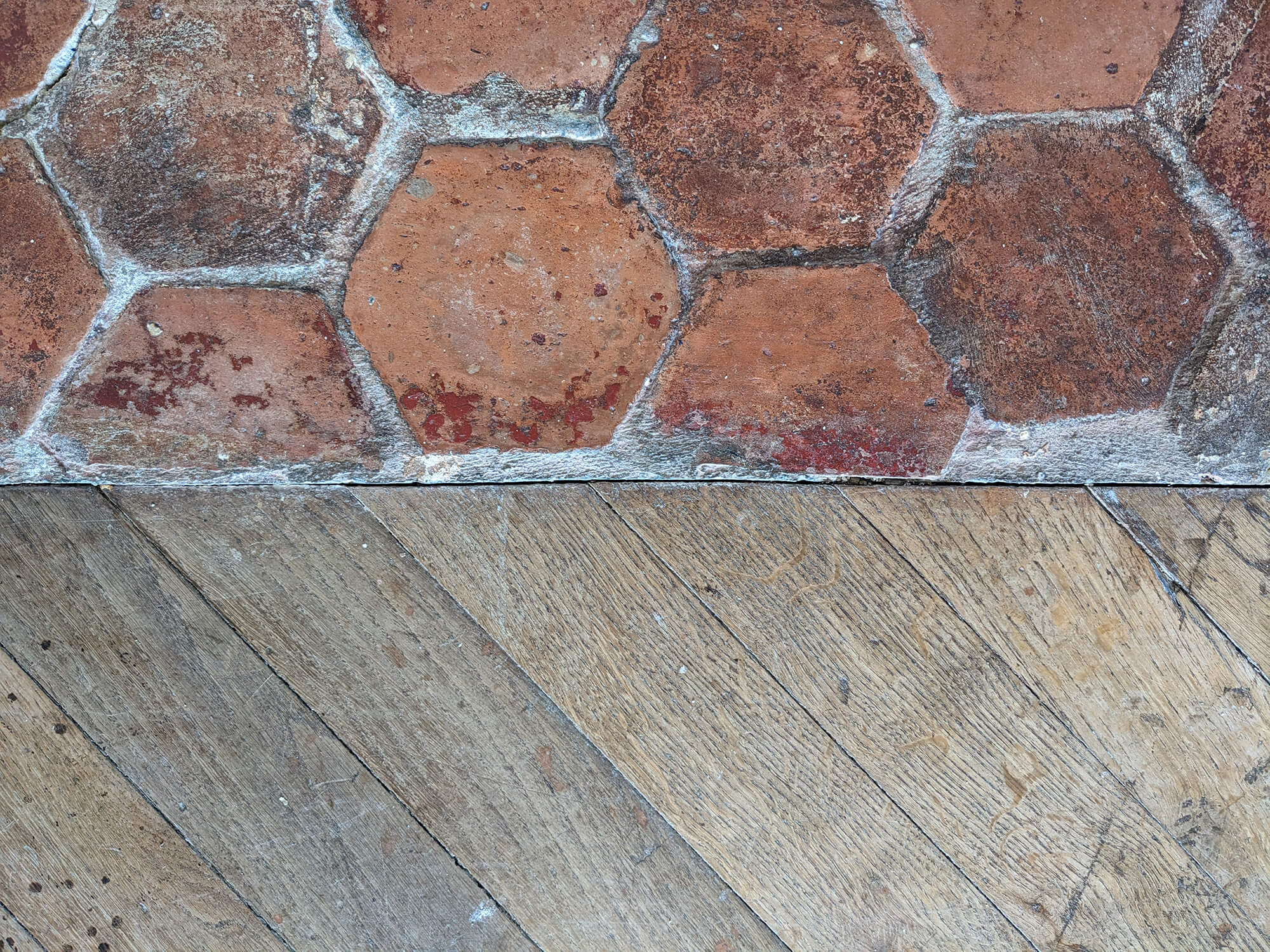 Domaine de Prestal rénovation maisons d'hotes, zoom matériaux tomettes et parquets anciens, au Merlerault dans le perche normand