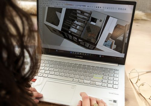 Pauline Lavocat, architecte d'intérieur de l’agence ARCHI'LL Concept, qui conçoit un projet en 3D de rénovation sur son ordinateur à Chalo-Saint-Mars en Essonne