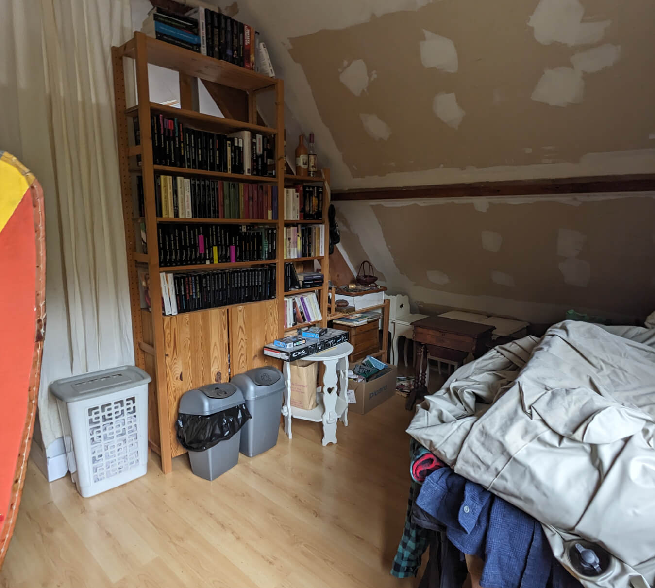 Rénovation d'une maison familiale à Villeconin, en Essonne, chambre parentale photo avant coin dressing