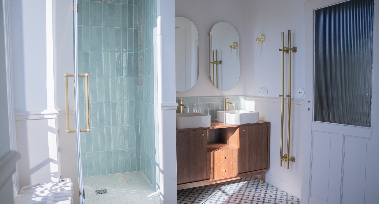 Rénovation d’une maison meulière à Bonnières, retrouver le charme de l’ancien, salle de bain parentale, zelliges bleu vert d'eau, laiton, noyer