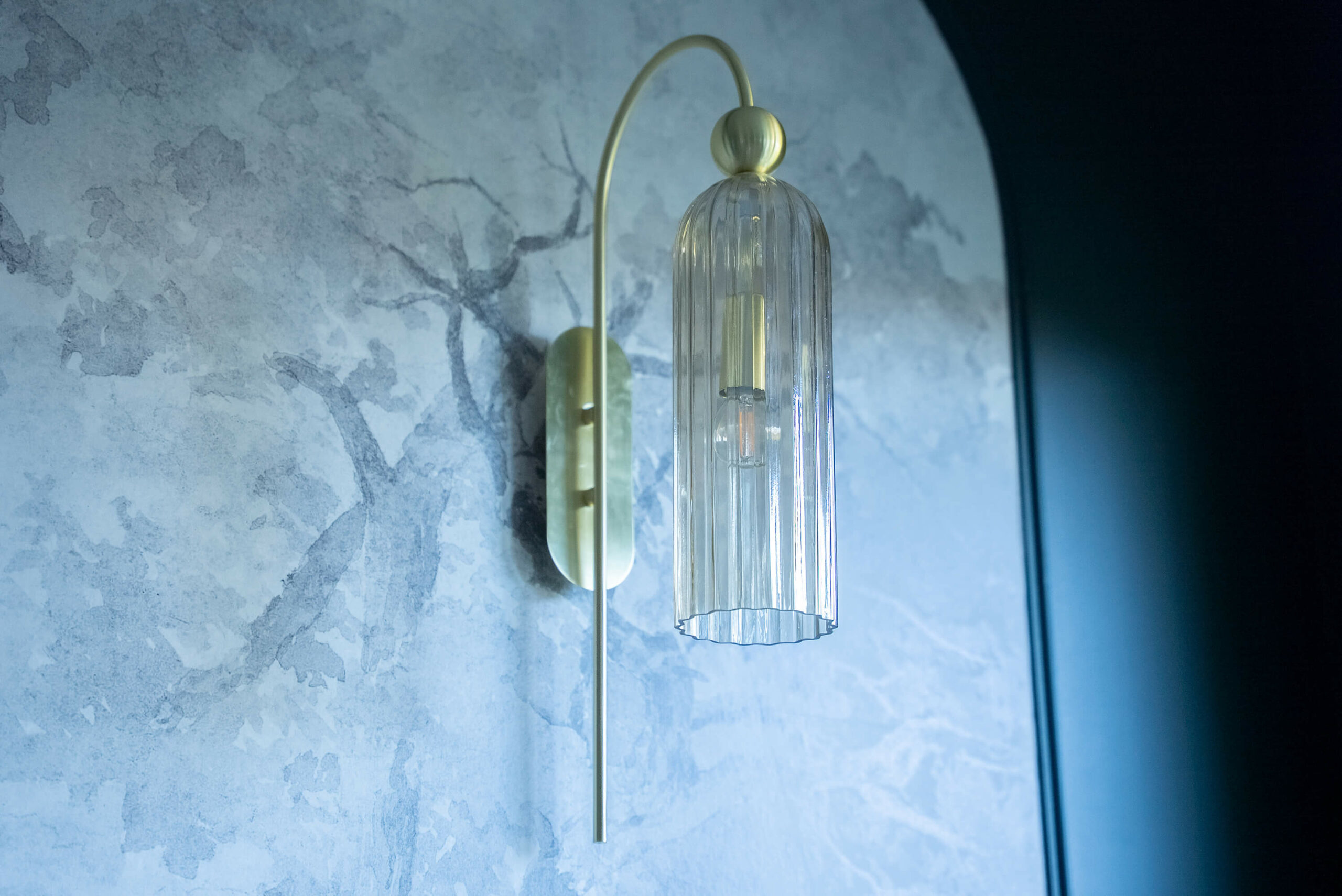 Rénovation d’une maison meulière à Bonnières, applique en verre fluté ambré et laiton