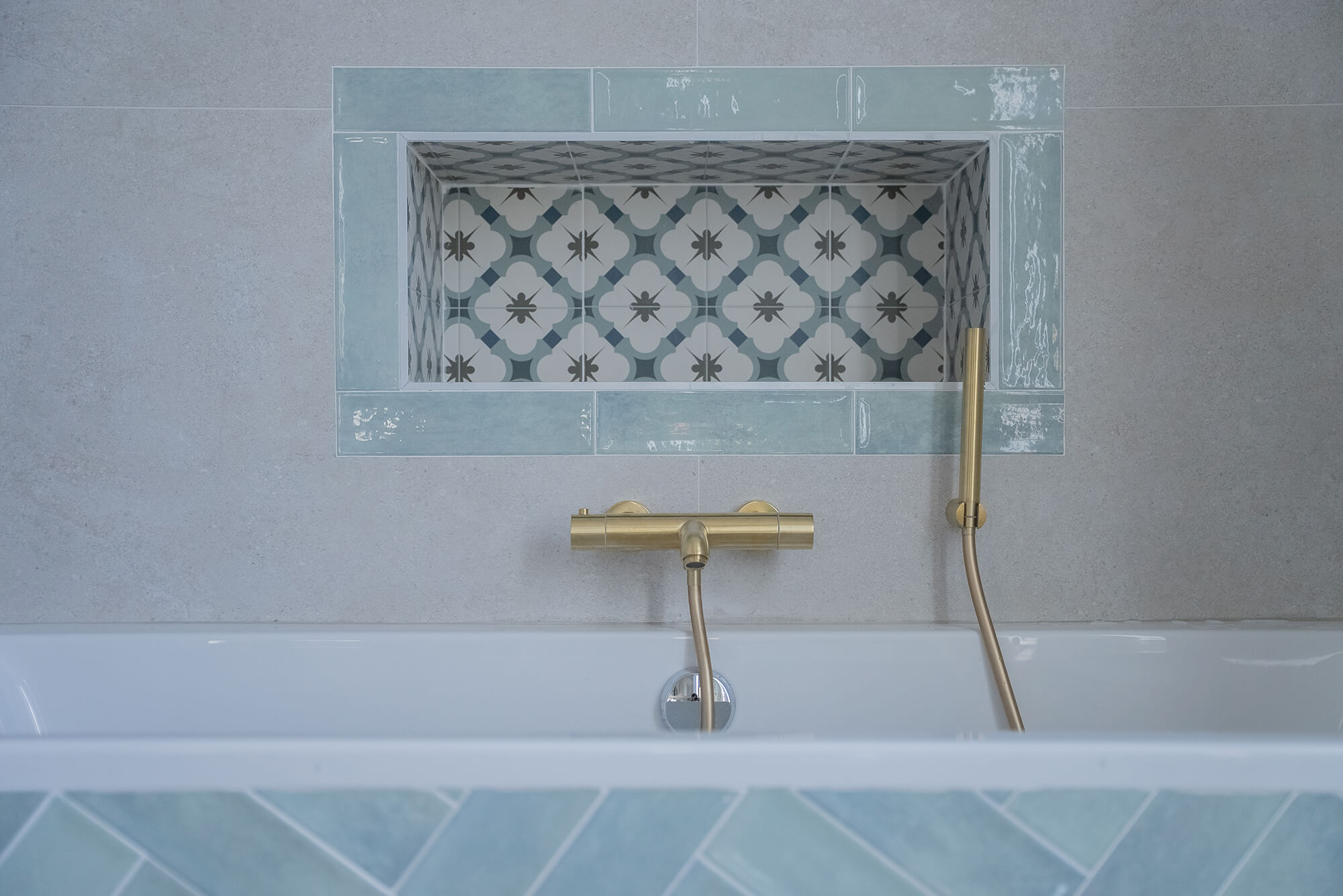 Rénovation d’une maison meulière à Bonnières, retrouver le charme de l’ancien, baignoire avec niche, zelliges, carreaux effet ciment