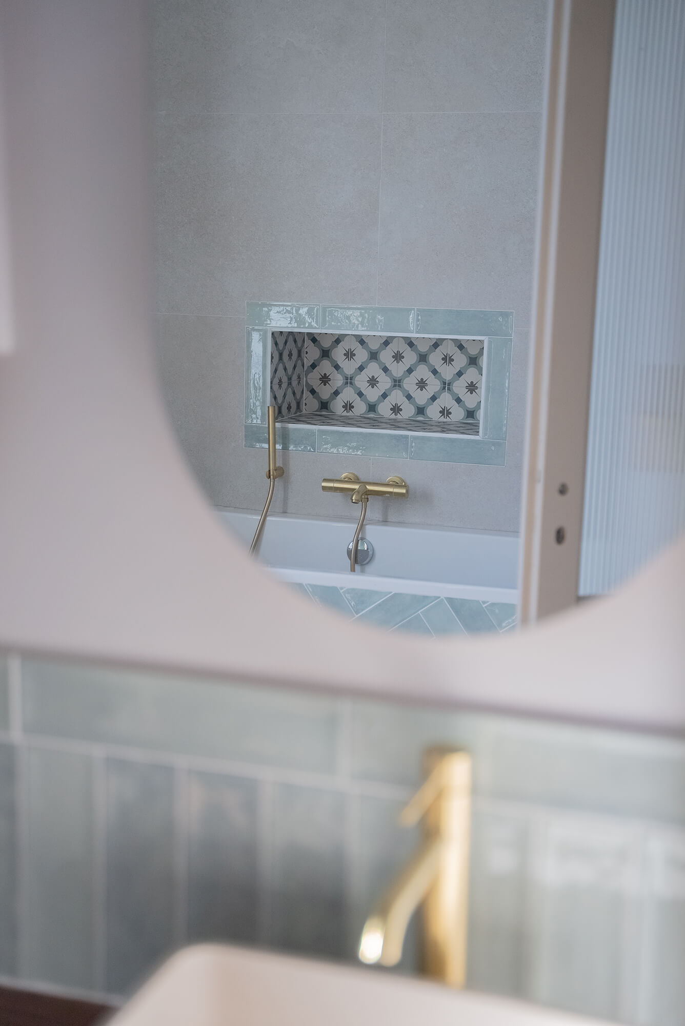 Rénovation d’une maison meulière à Bonnières, retrouver le charme de l’ancien, baignoire avec zelliges bleu vert d'eau en reflet