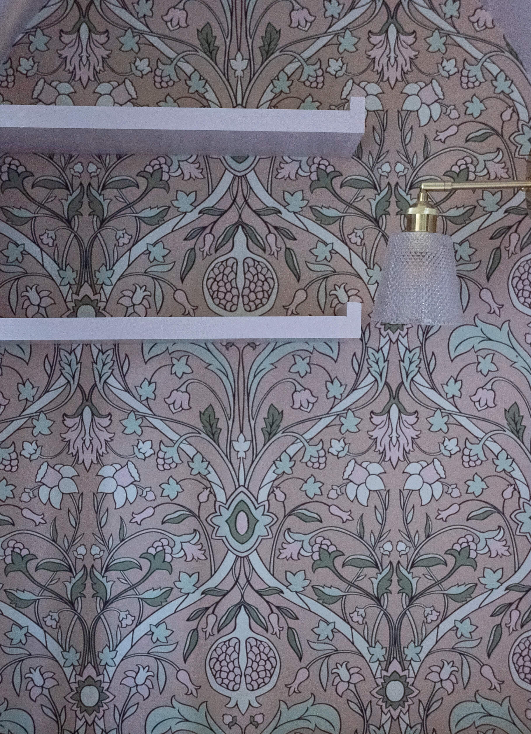 Rénovation d’une maison meulière à Bonnières, retrouver le charme de l’ancien, bureau sur mesure avec une niche rose et un papier peint graphique rose et vert, une applique en verre gravé et en laiton