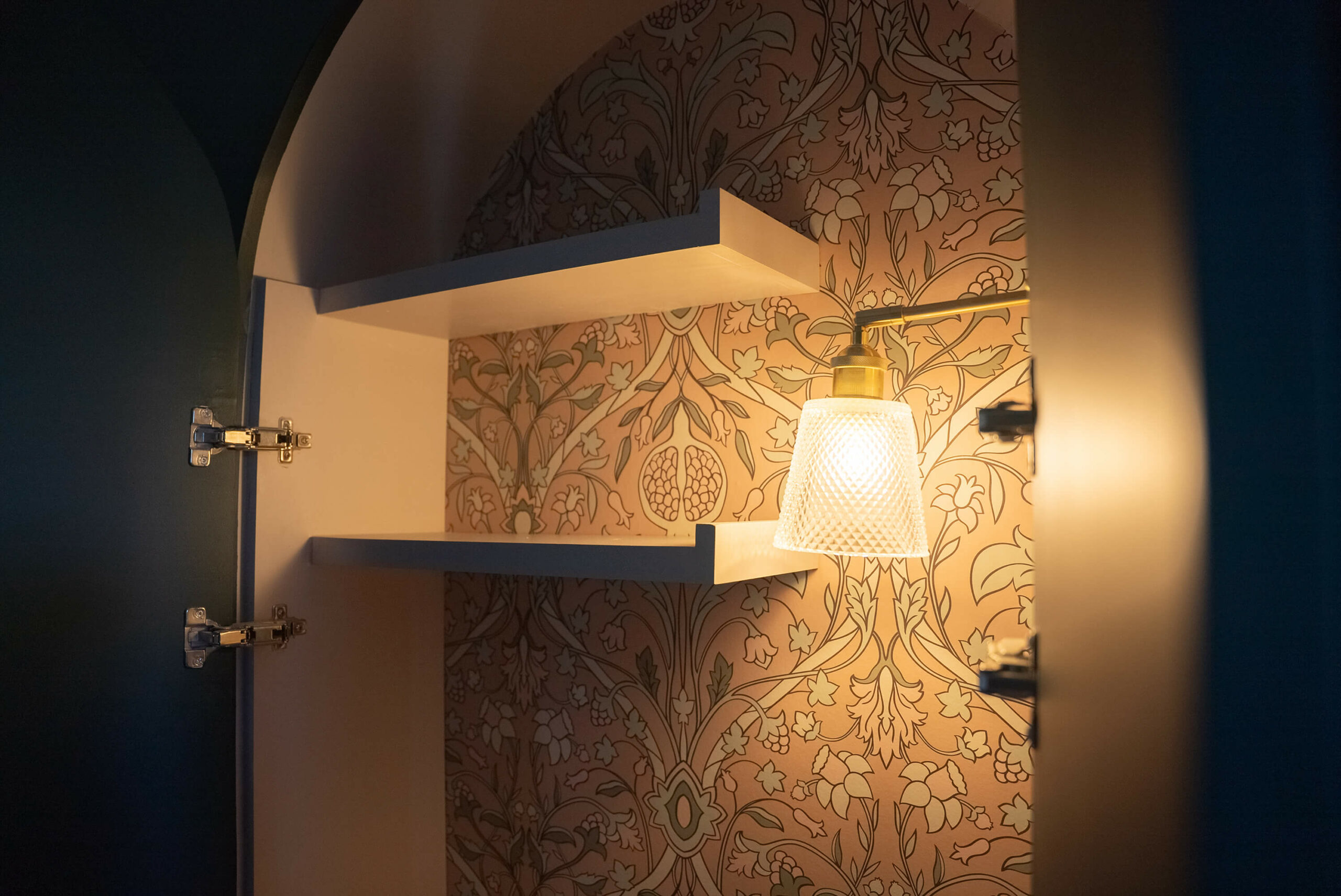 Rénovation d’une maison meulière à Bonnières, retrouver le charme de l’ancien, bureau niche avec papier peint graphique rose