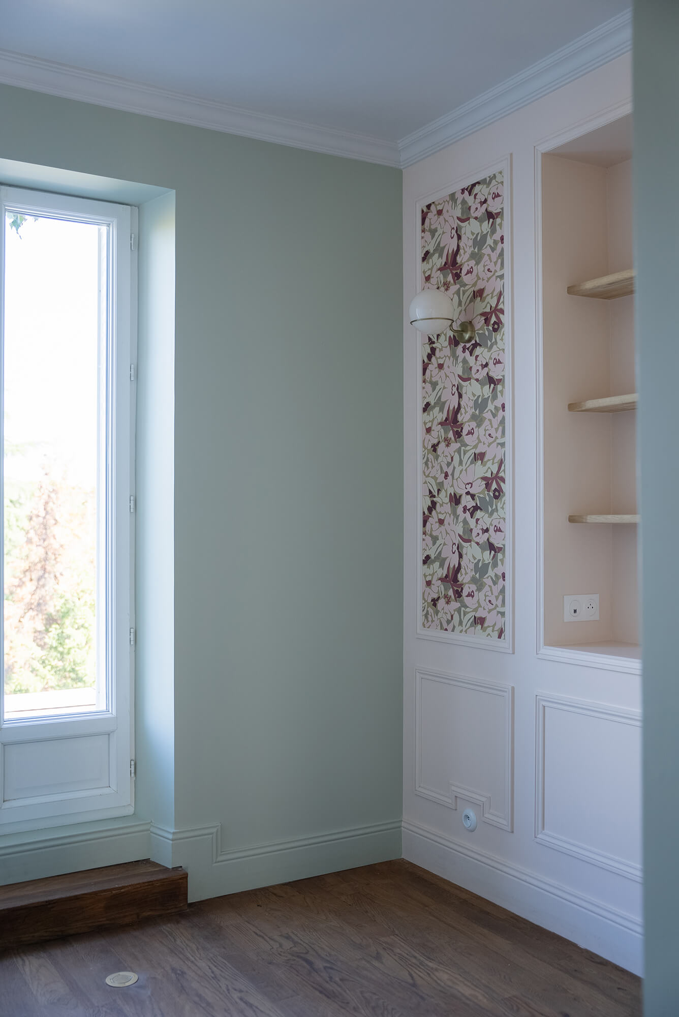 Rénovation d’une maison meulière à Bonnières, retrouver le charme de l’ancien, bureau rose et vert, moulures et papier peint