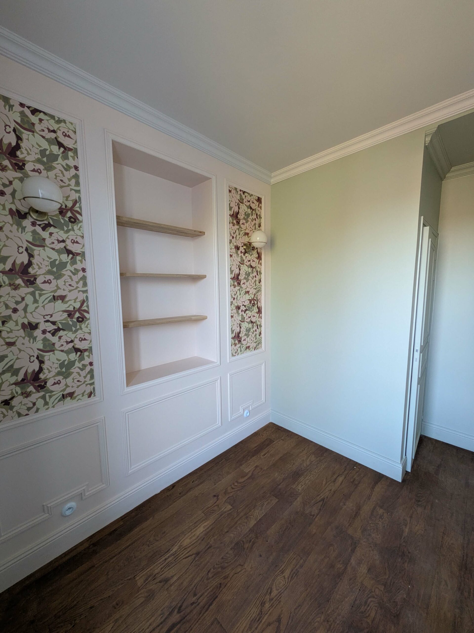 Rénovation d’une maison meulière à Bonnières, retrouver le charme de l’ancien, bureau rose vert, moulures et papier peint floral
