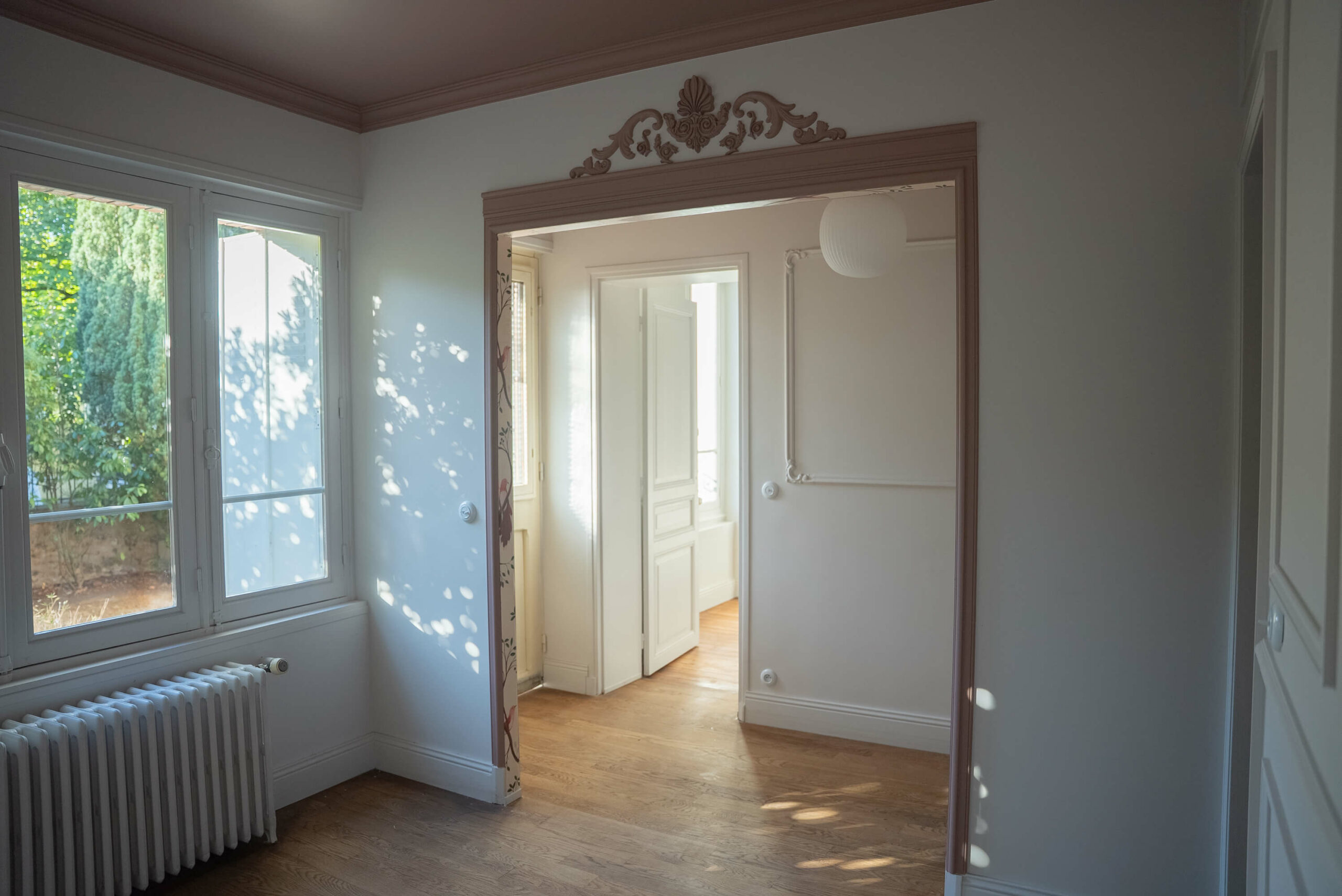 Rénovation d’une maison meulière à Bonnières, retrouver le charme de l’ancien, chambre avec arche et fronton moulurés, plafond rose