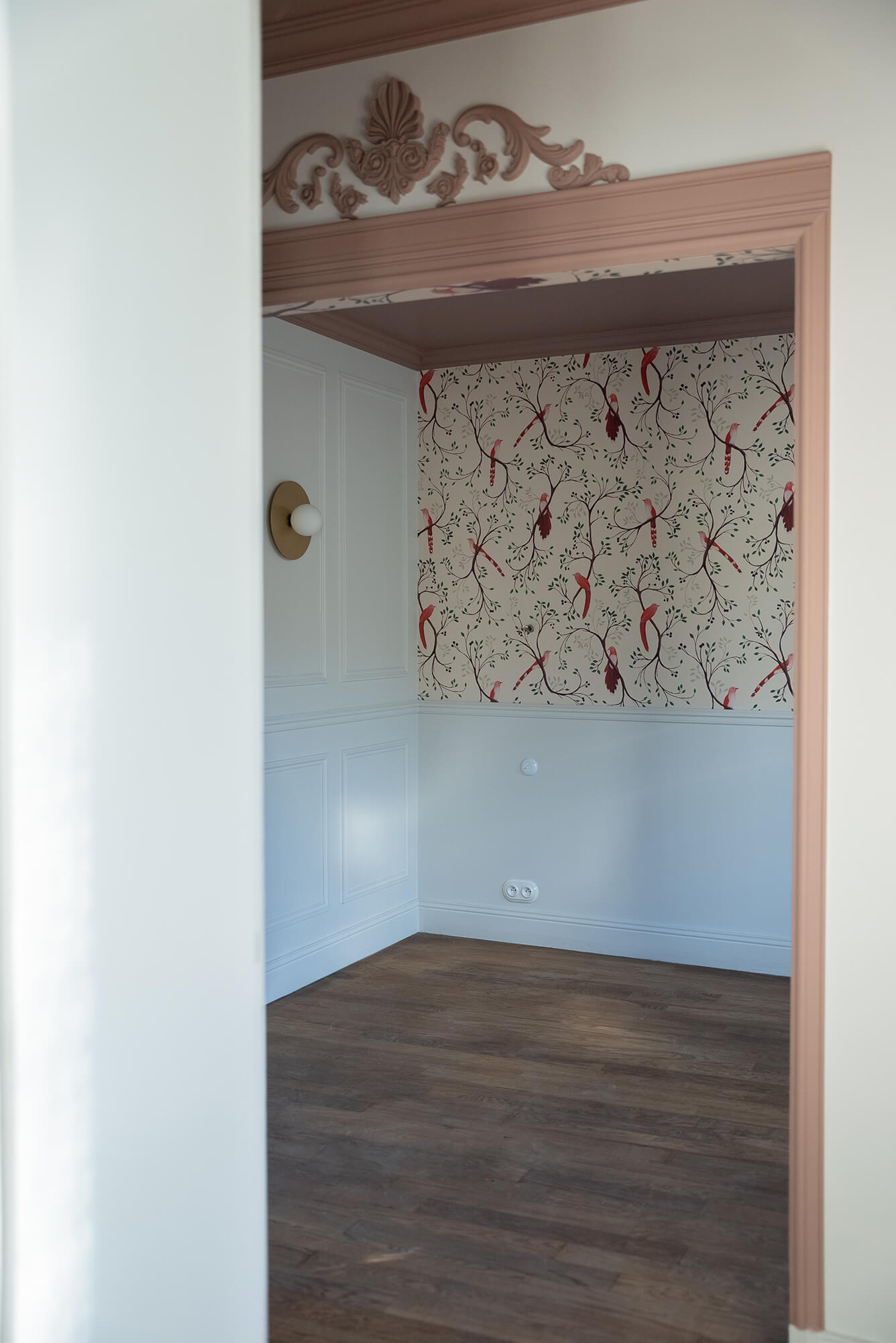 Rénovation d’une maison meulière à Bonnières, retrouver le charme de l’ancien, chambre avec arche et fronton moulurés, rose et blanc