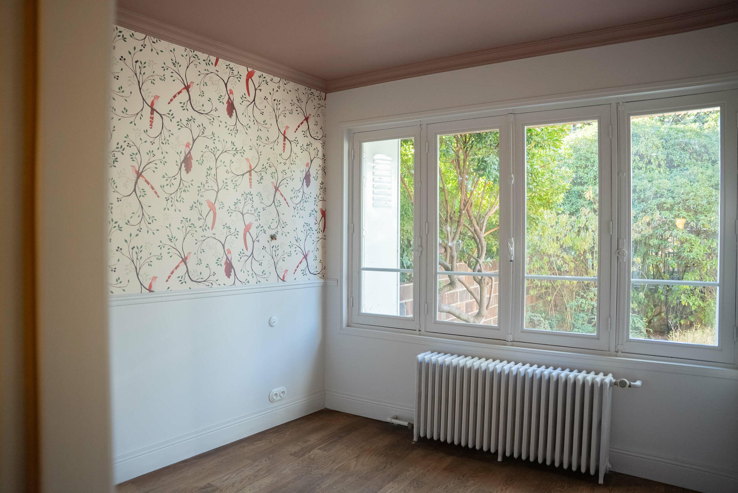 Rénovation d’une maison meulière à Bonnières, retrouver le charme de l’ancien, chambre avec plafond rose, tête de lit en papier peint oiseaux