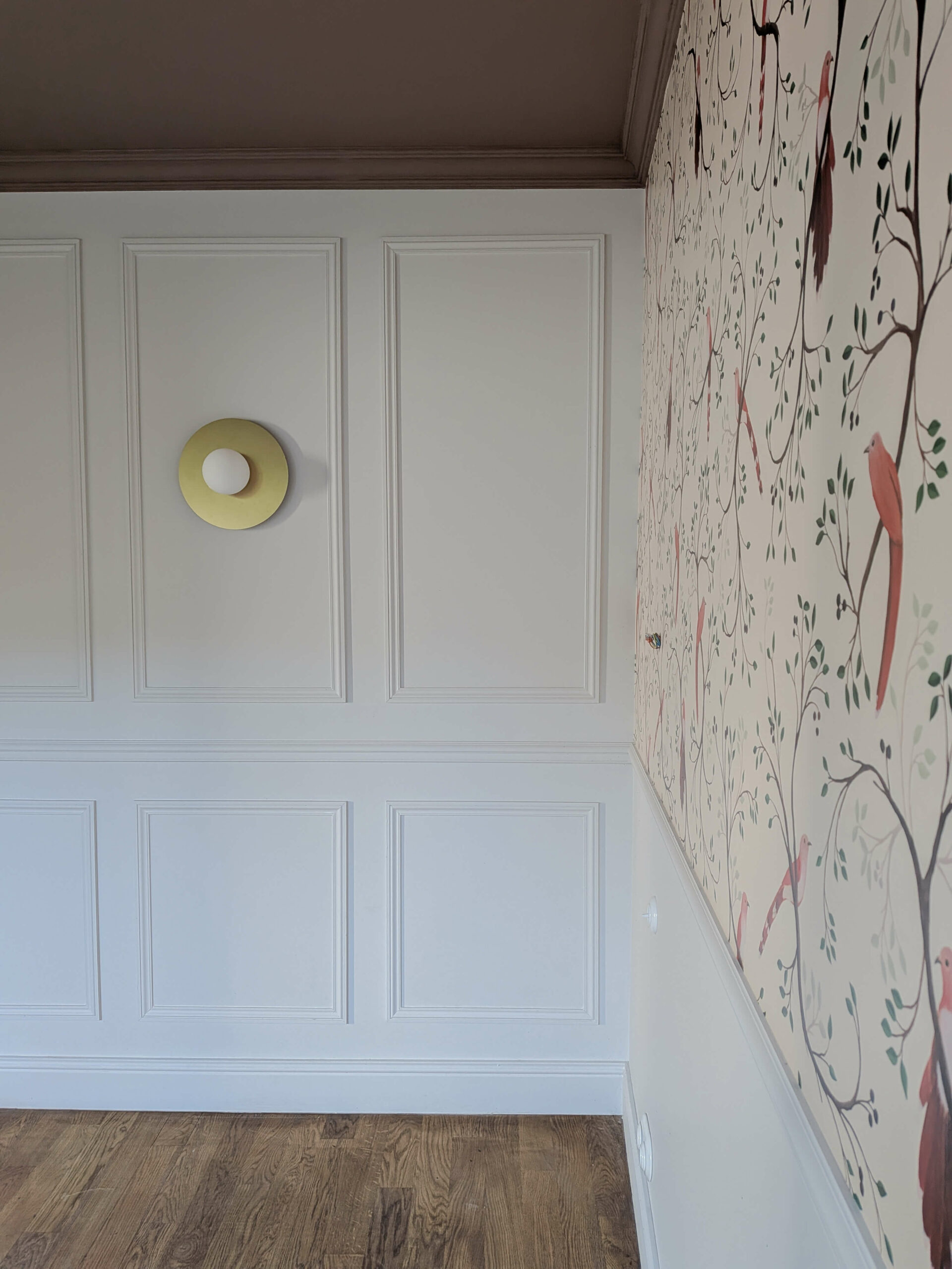 Rénovation d’une maison meulière à Bonnières, retrouver le charme de l’ancien, chambre moulurées avec plafond rose et papier peint oiseaux