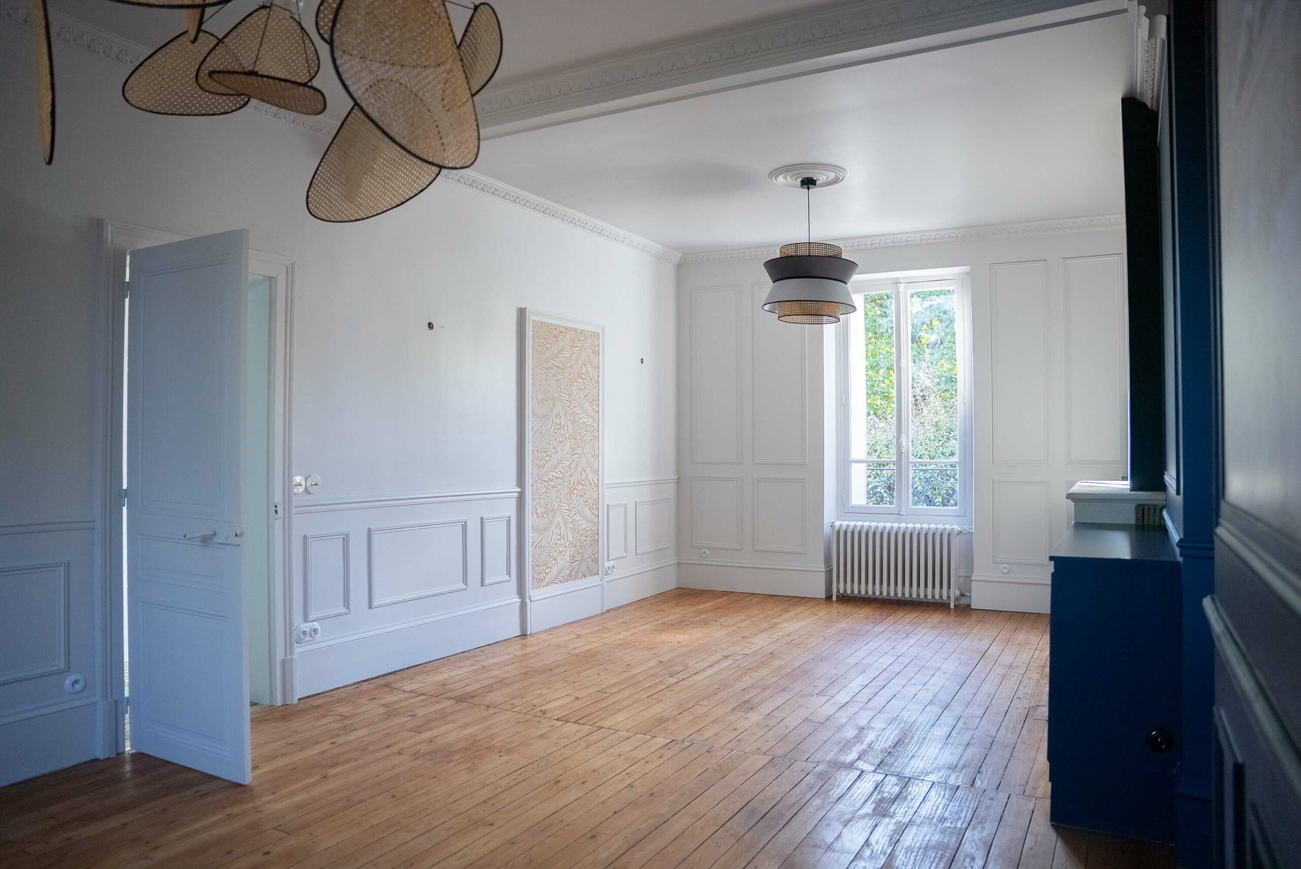 Rénovation d’une maison meulière à Bonnières, retrouver le charme de l’ancien, double séjour avec des corniches au plafond et des cimaises sur tous les murs, le parquet ancien est conservé