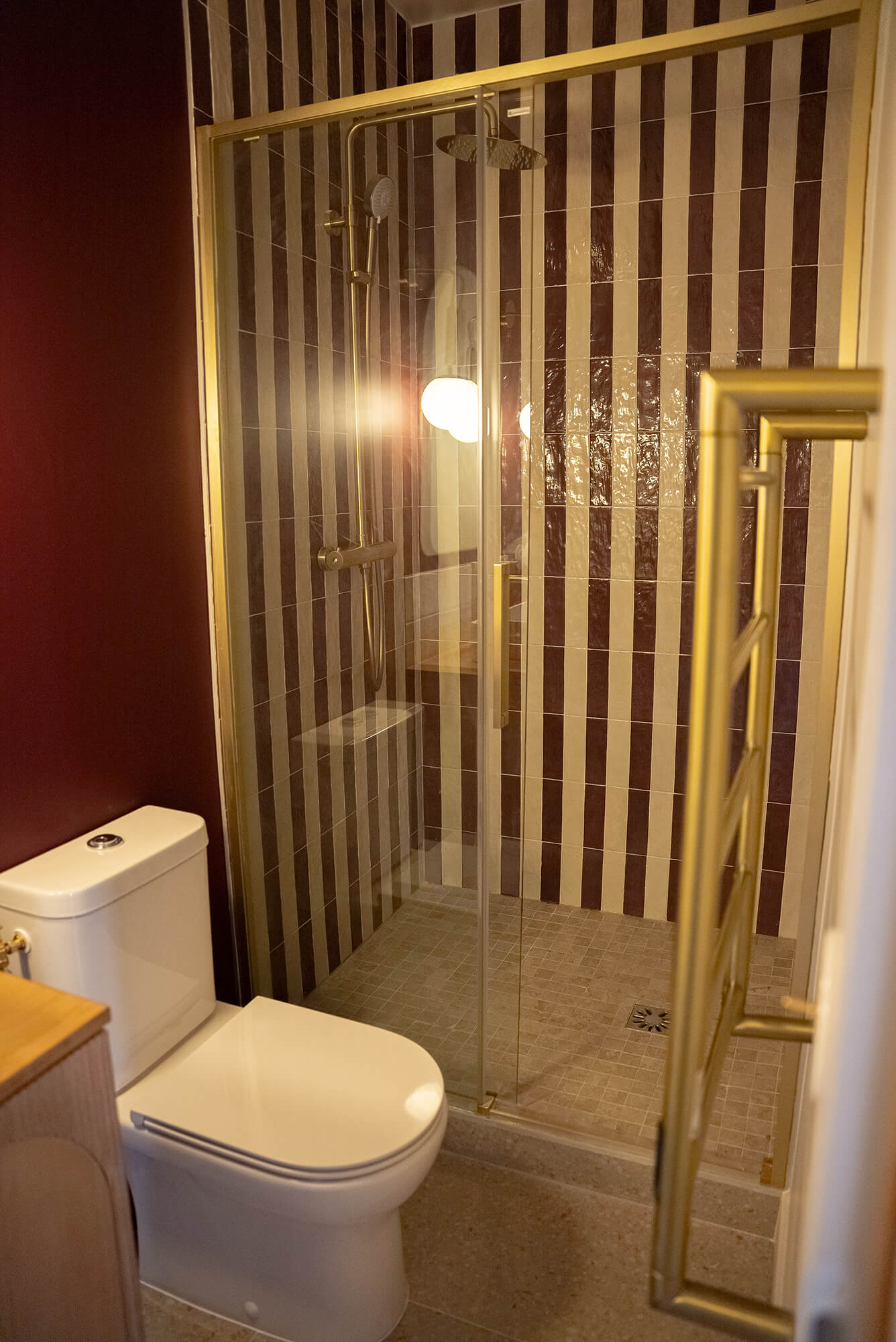 Rénovation d’une maison meulière à Bonnières, retrouver le charme de l’ancien, douche avec zelliges bordeaux et blanc en rayures