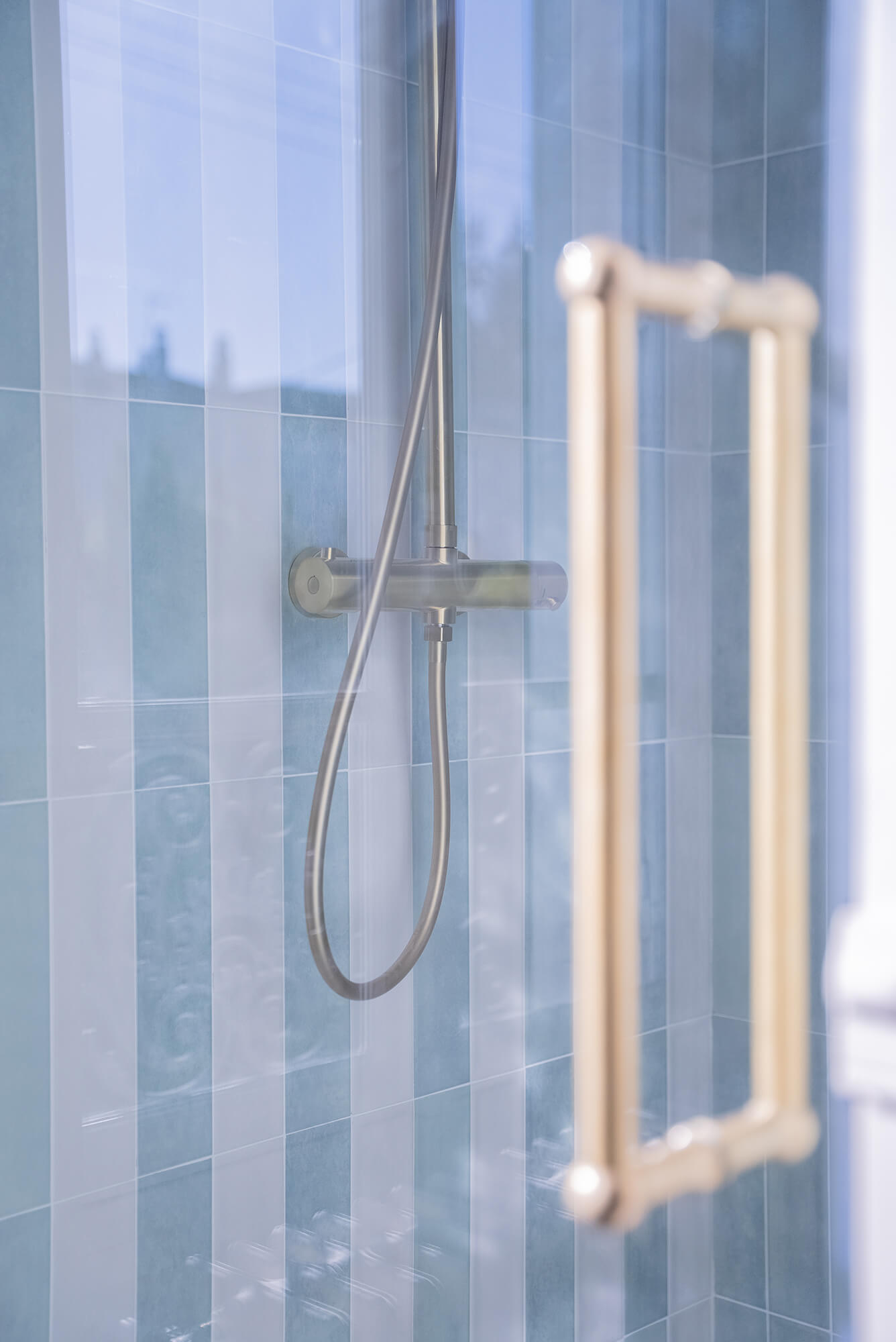 Rénovation d’une maison meulière à Bonnières, retrouver le charme de l’ancien, douche avec zelliges en rayures bleu vert d'eau, blanc