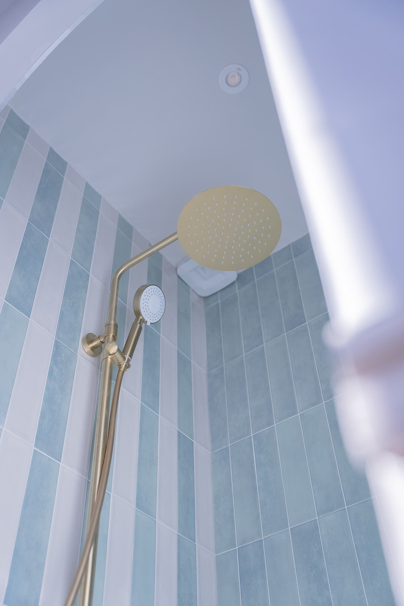 Rénovation d’une maison meulière à Bonnières, retrouver le charme de l’ancien, douche avec zelliges en rayures, robinetterie dorée