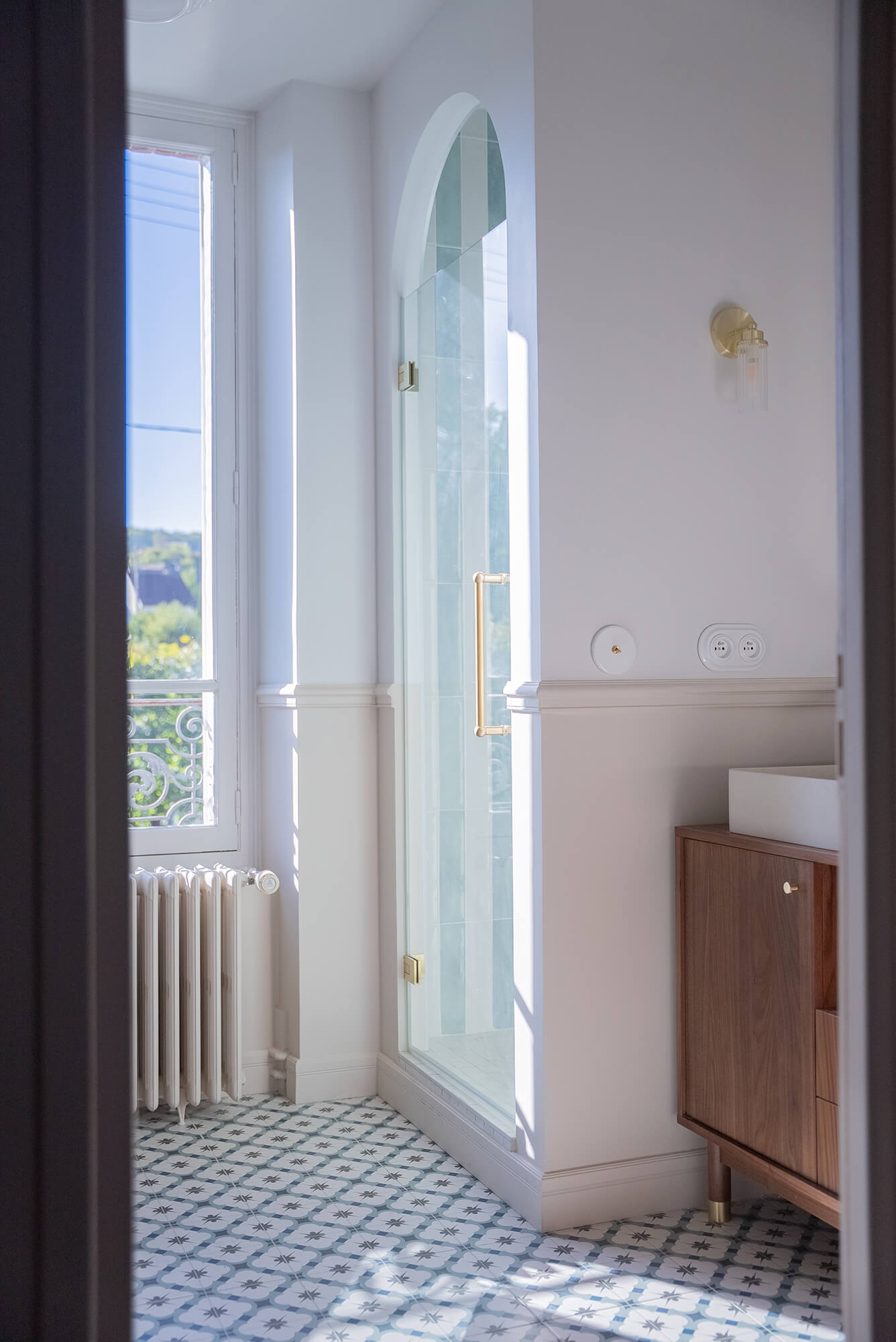 Rénovation d’une maison meulière à Bonnières, retrouver le charme de l’ancien, douche maçonnée, couleurs douces, moulures