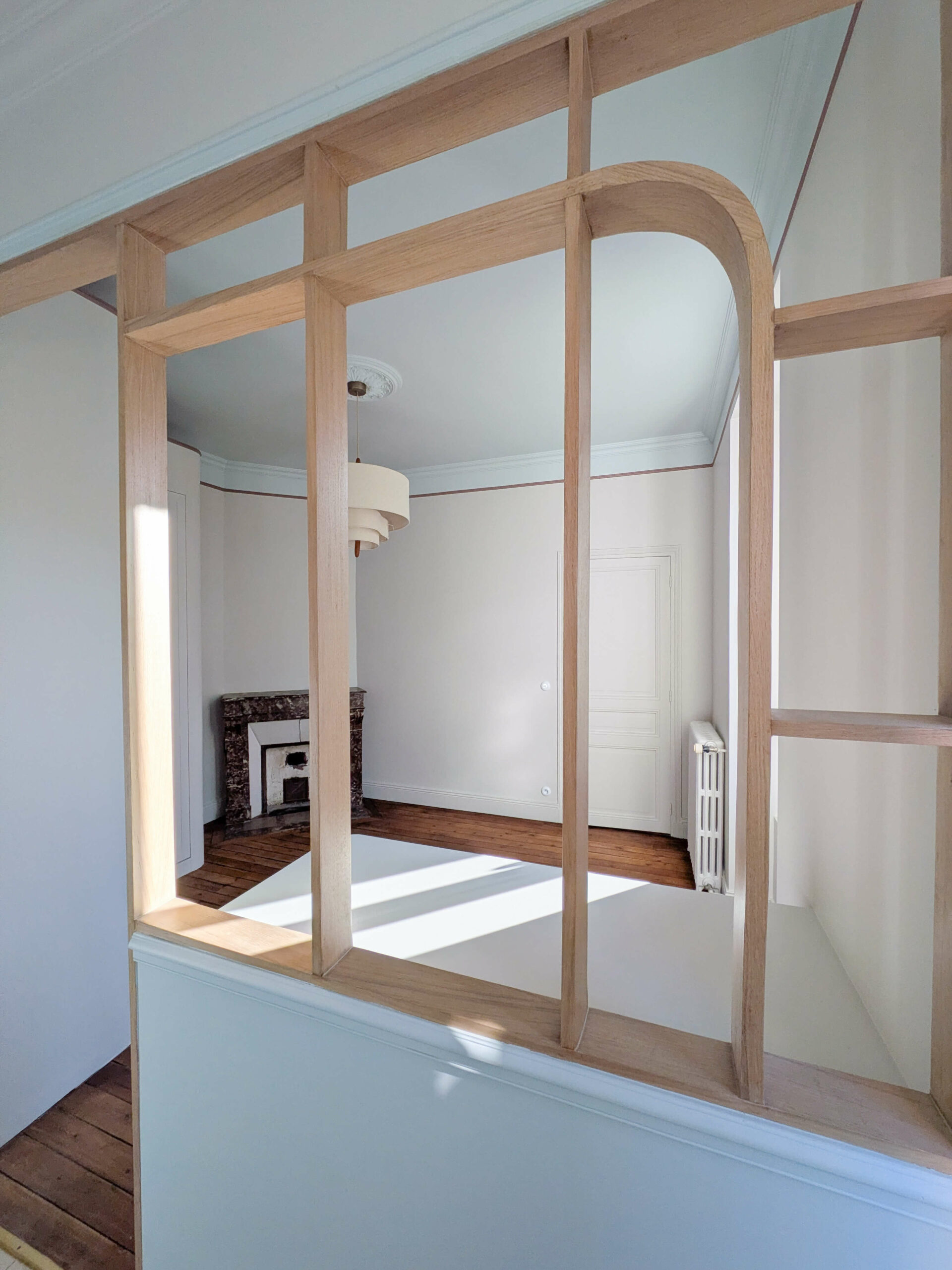 Rénovation d’une maison meulière à Bonnières, retrouver le charme de l’ancien, entrée séparée du vestiaire par un claustra bois