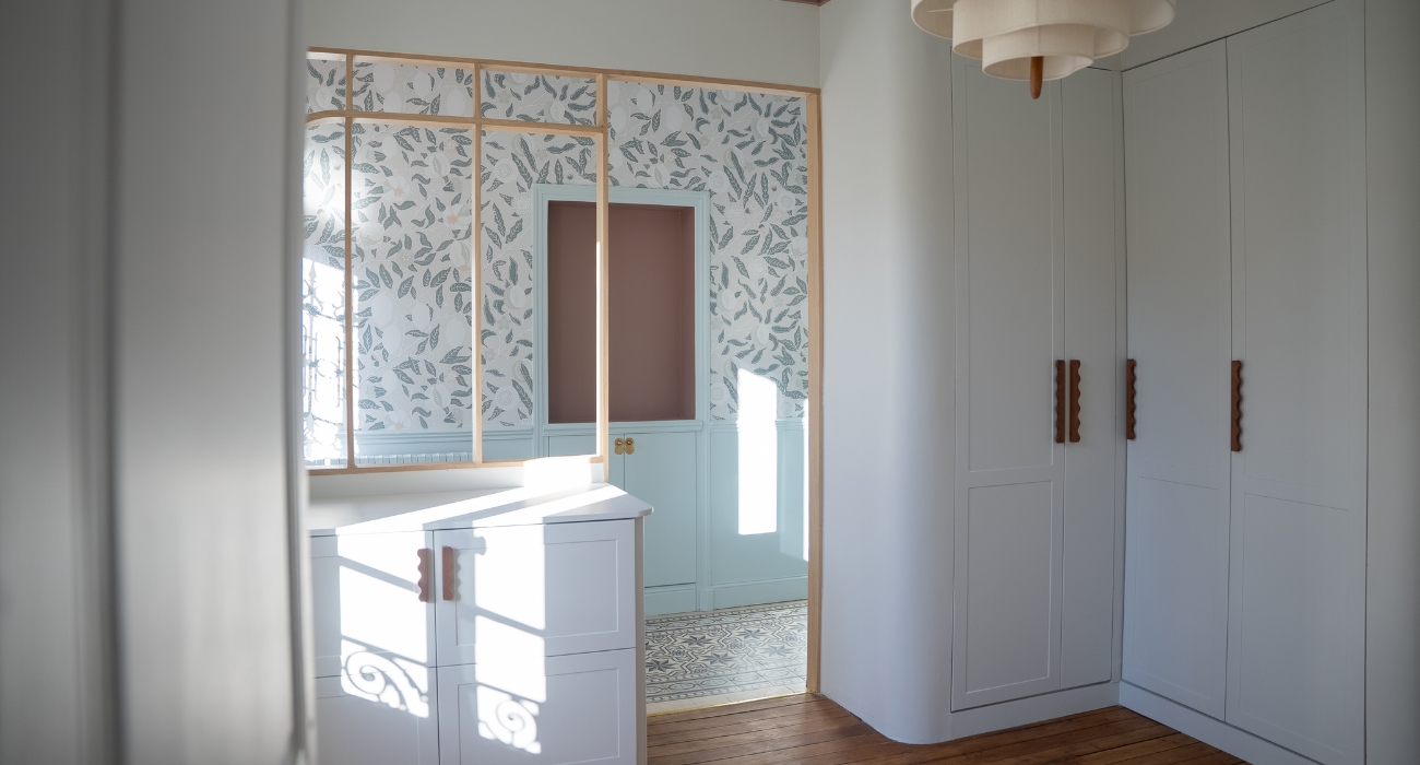 Rénovation d’une maison meulière à Bonnières, retrouver le charme de l’ancien et redonner du caractère à la maison, vestibule avec parquet ancien, carreaux de ciment d'origine et papier peint floral, tons bleu clair, beige et rosé