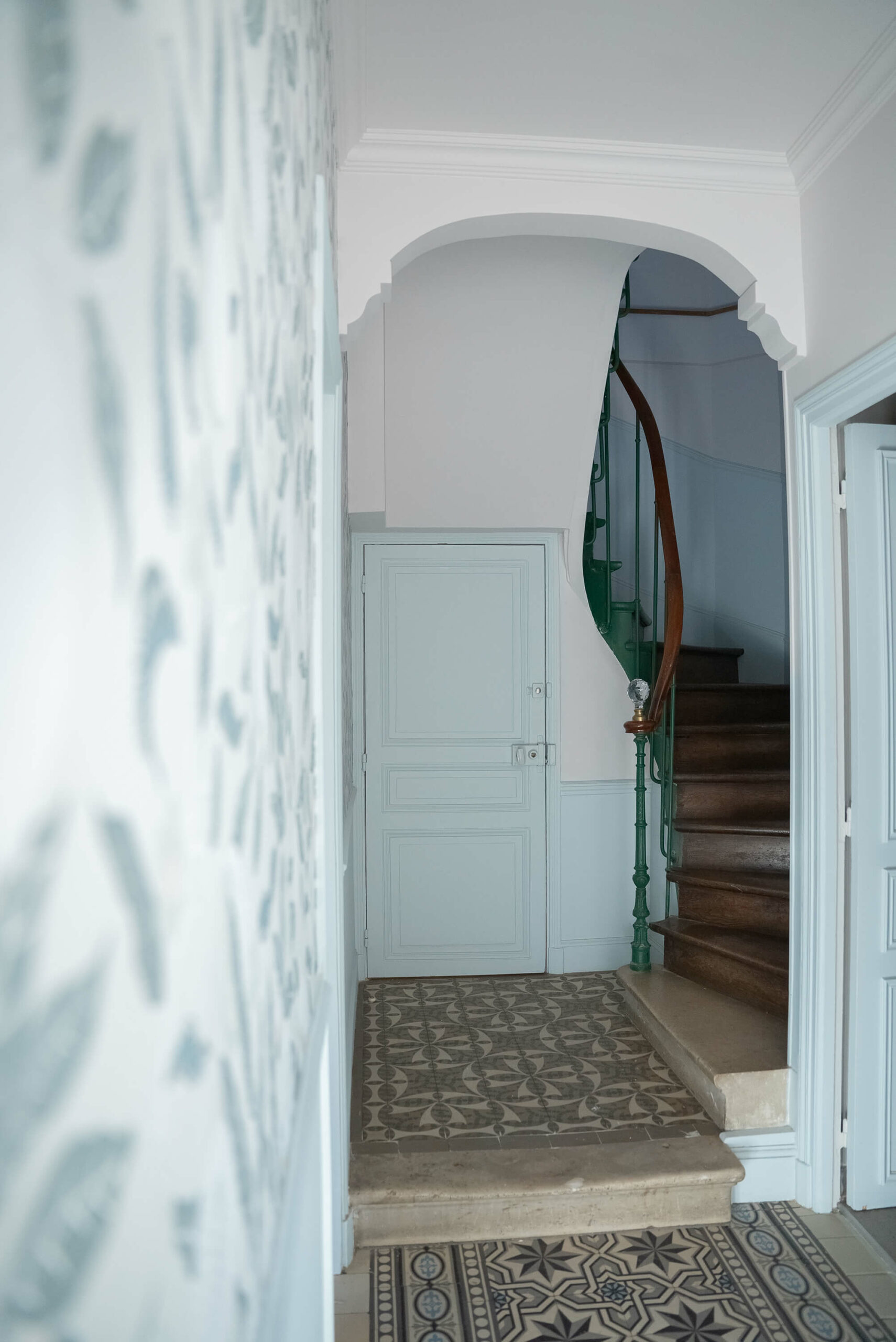 Rénovation d’une maison meulière à Bonnières, retrouver le charme de l’ancien, escalier en bois ancien, soubassement mouluré bleu ciel, papier peint floral