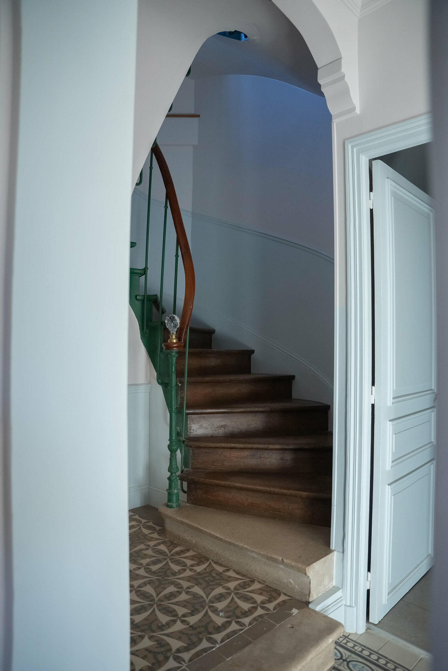 Rénovation d’une maison meulière à Bonnières, retrouver le charme de l’ancien, escalier en bois et carreaux de ciment d'origine conservés, soubassement mouluré peint en bleu ciel