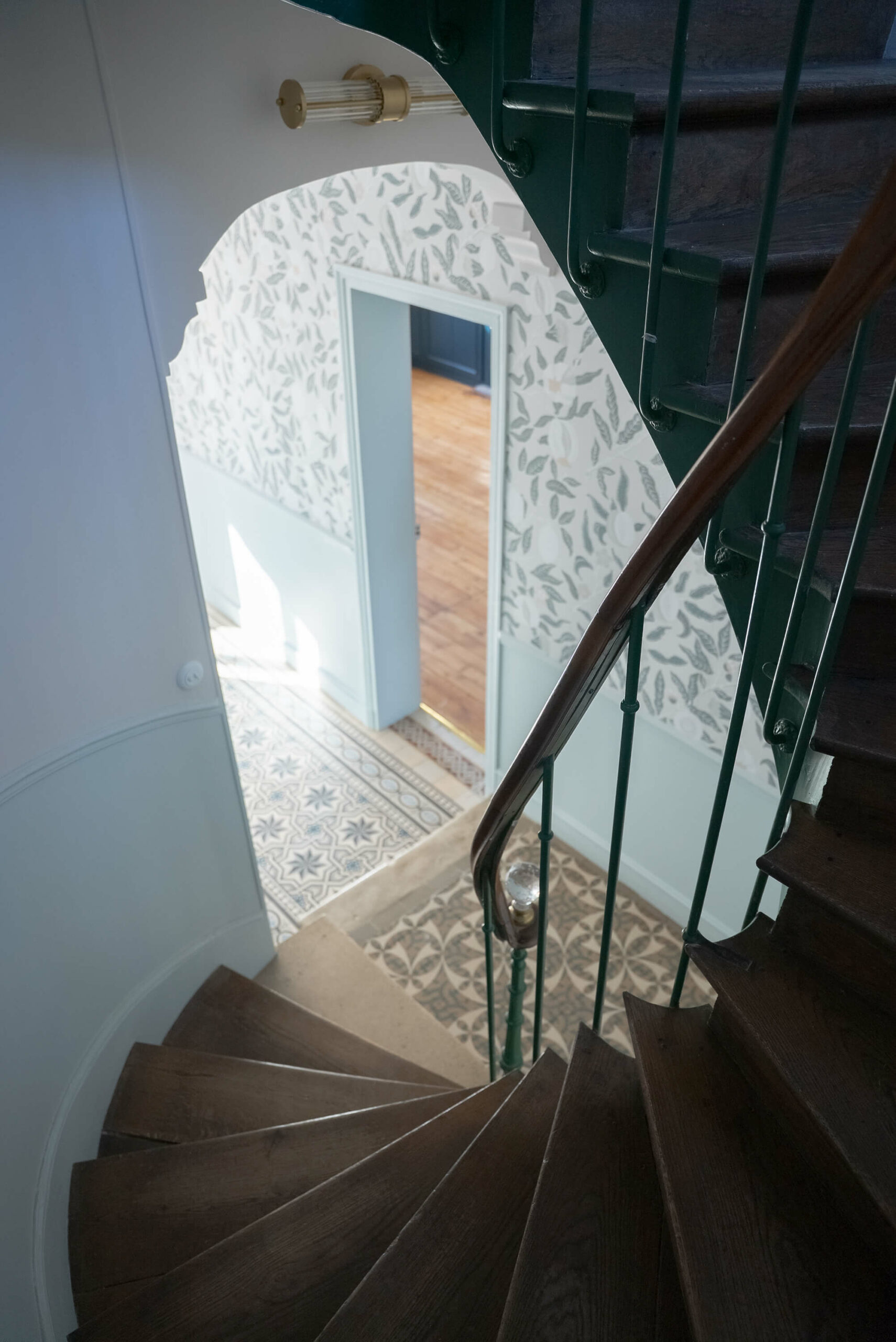 Rénovation d’une maison meulière à Bonnières, retrouver le charme de l’ancien, escalier en bois d'origine avec soubassement mouluré bleu ciel