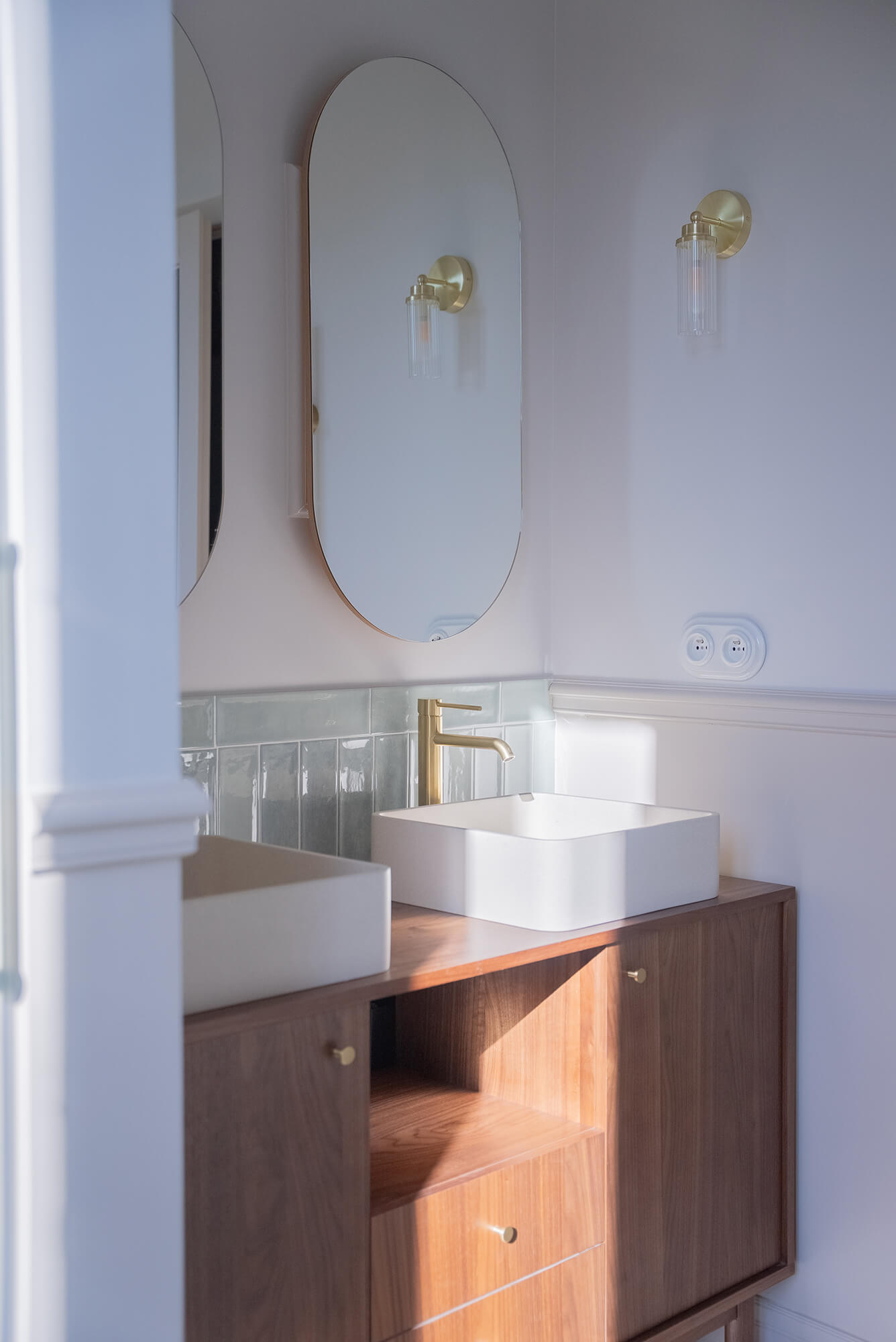 Rénovation d’une maison meulière à Bonnières, retrouver le charme de l’ancien, meuble noyer, soubassement zelliges bleu vert d'eau