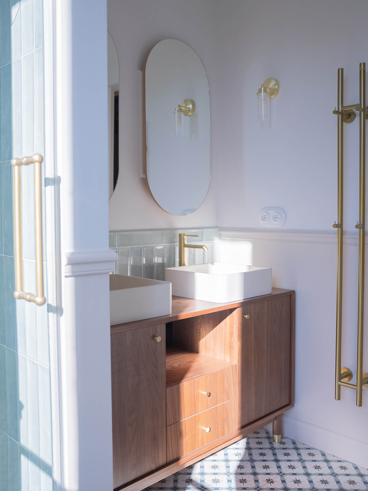 Rénovation d’une maison meulière à Bonnières, retrouver le charme de l’ancien, salle de bain douce avec un meuble vasque en noyer et des vasque en pierre, un soubassement en zelliges bleu vert d'eau, des accessoires en laiton