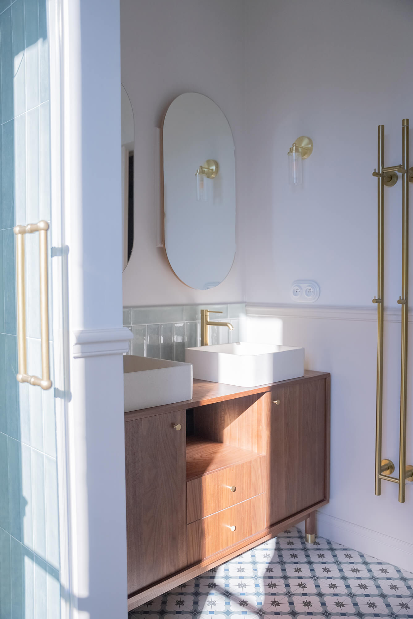 Rénovation d’une maison meulière à Bonnières, retrouver le charme de l’ancien, meuble vasque noyer, zelliges bleu vert d'eau, laiton