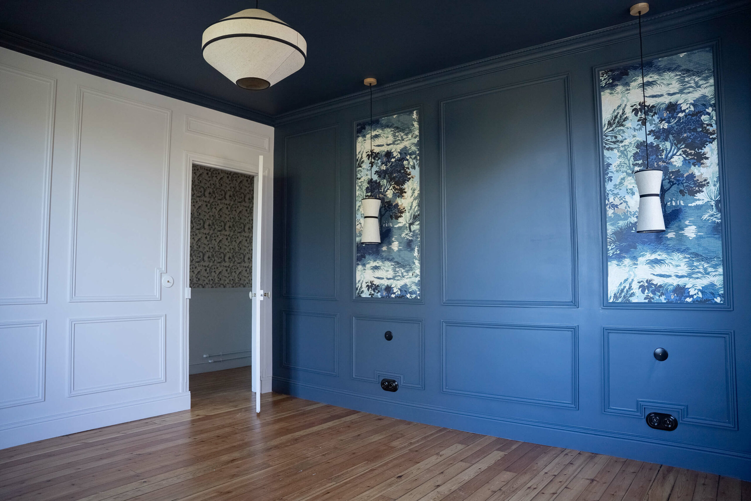 Rénovation d’une maison meulière à Bonnières, retrouver le charme de l’ancien, mur bleu avec papier peint et cimaises, corniches