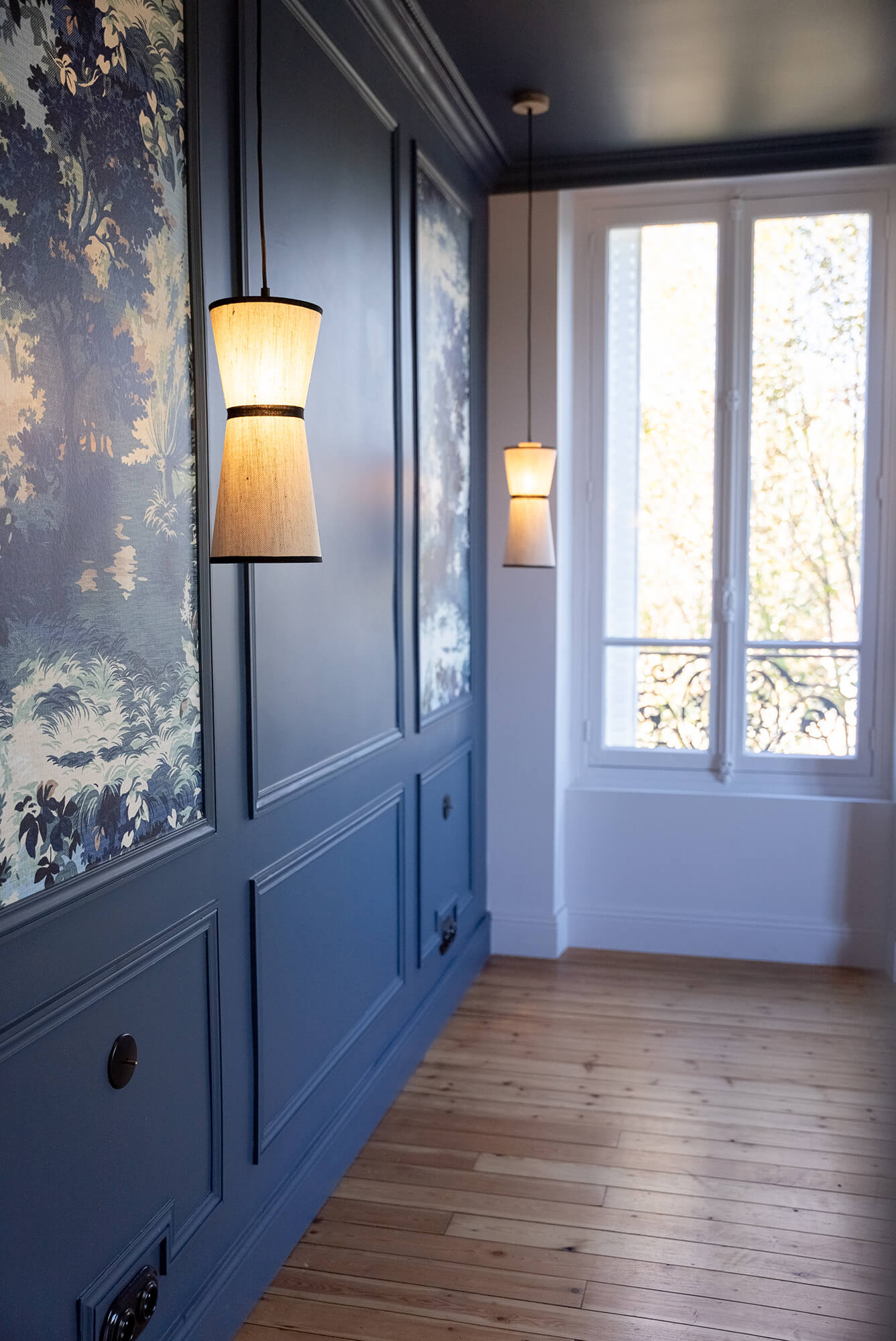 Rénovation d’une maison meulière à Bonnières, retrouver le charme de l’ancien, mur bleu, cimaises, papier peint, suspensions lin