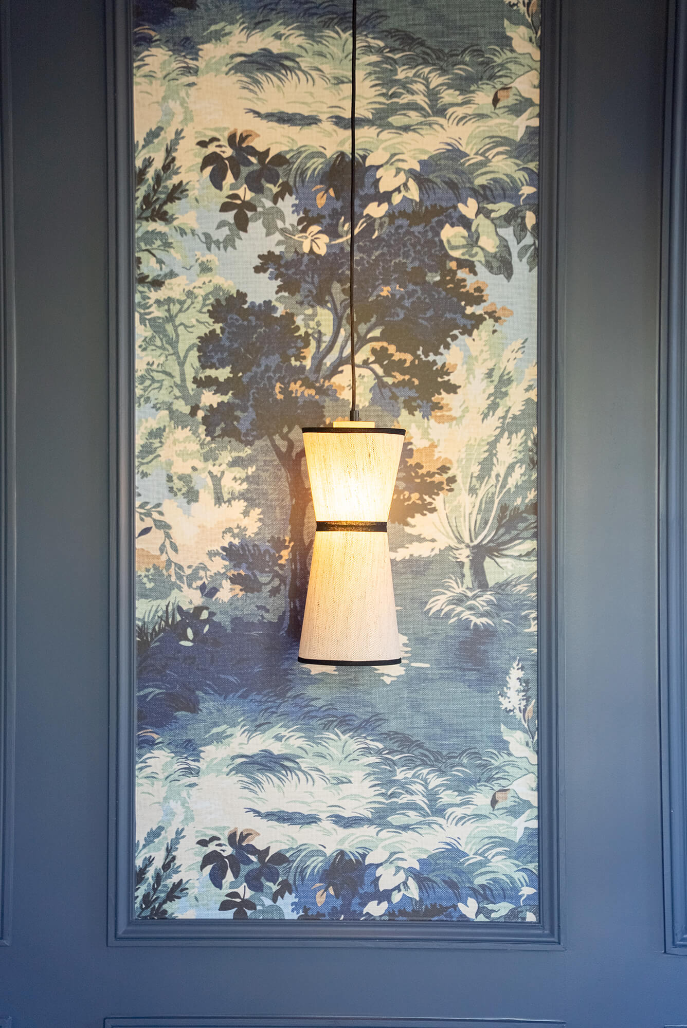 Rénovation d’une maison meulière à Bonnières, retrouver le charme de l’ancien, mur bleu mouluré, papier peint, suspension japonisante