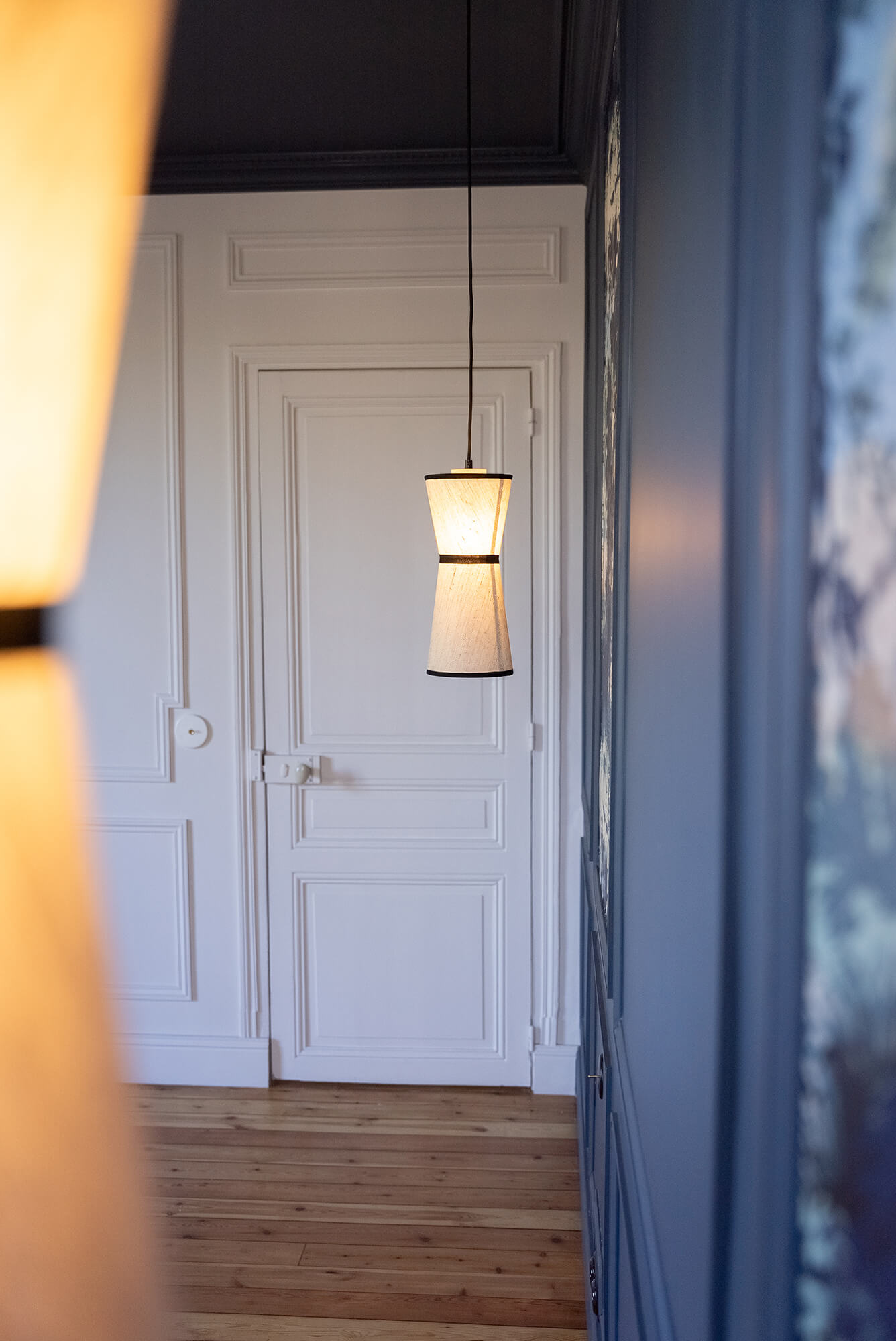 Rénovation d’une maison meulière à Bonnières, retrouver le charme de l’ancien, murs bleu et blanc, cimaises, suspensions lin