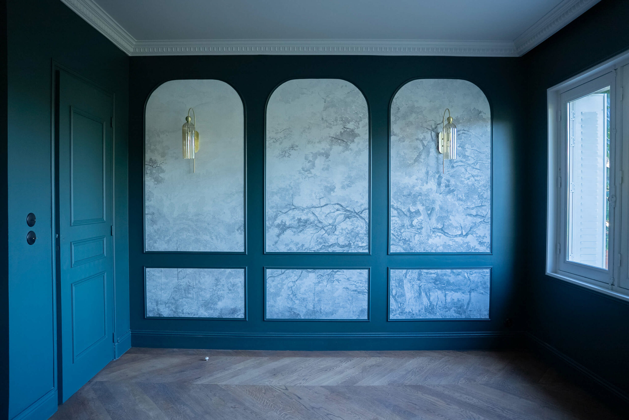 Rénovation d’une maison meulière à Bonnières, retrouver le charme de l’ancien, papier peint de paysage en noir et blanc encadré avec moulures vertes foncées comme les murs, corniches et cimaises, parquet neuf en chêne massif en point de hongrie