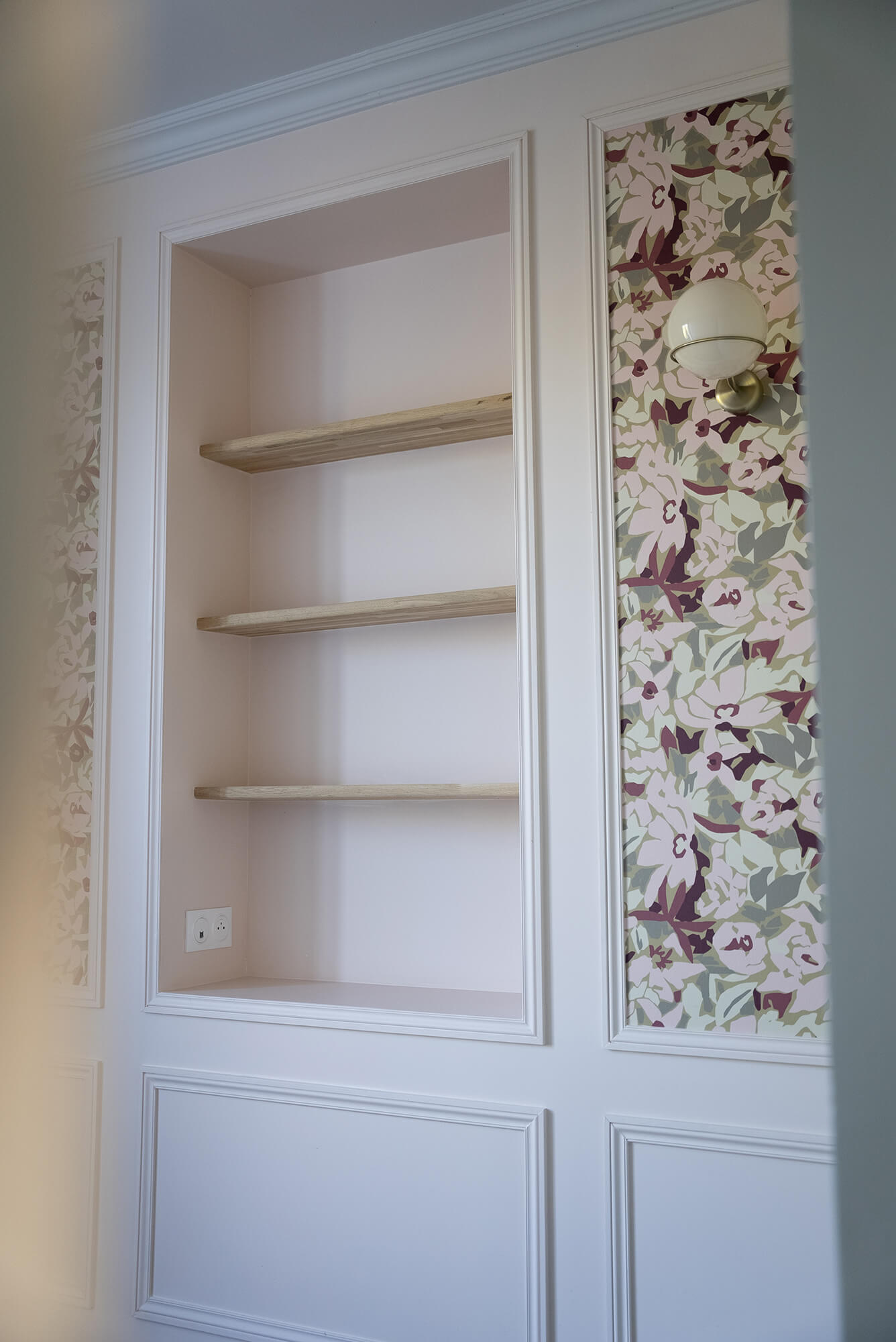 Rénovation d’une maison meulière à Bonnières, retrouver le charme de l’ancien, papier peint floral rose et vert, moulures, niche