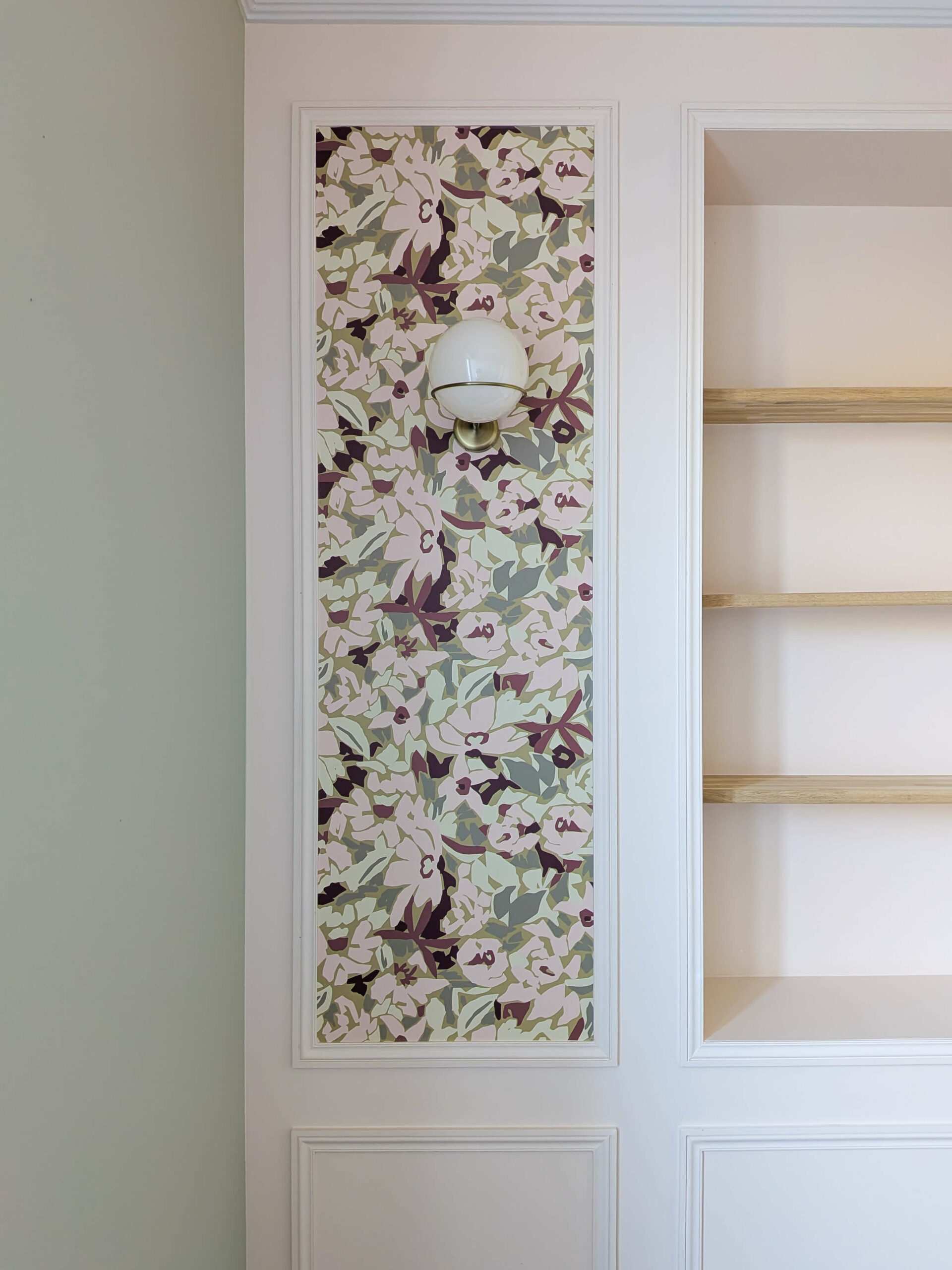 Rénovation d’une maison meulière à Bonnières, retrouver le charme de l’ancien, papier peint floral, rose et vert, moulures