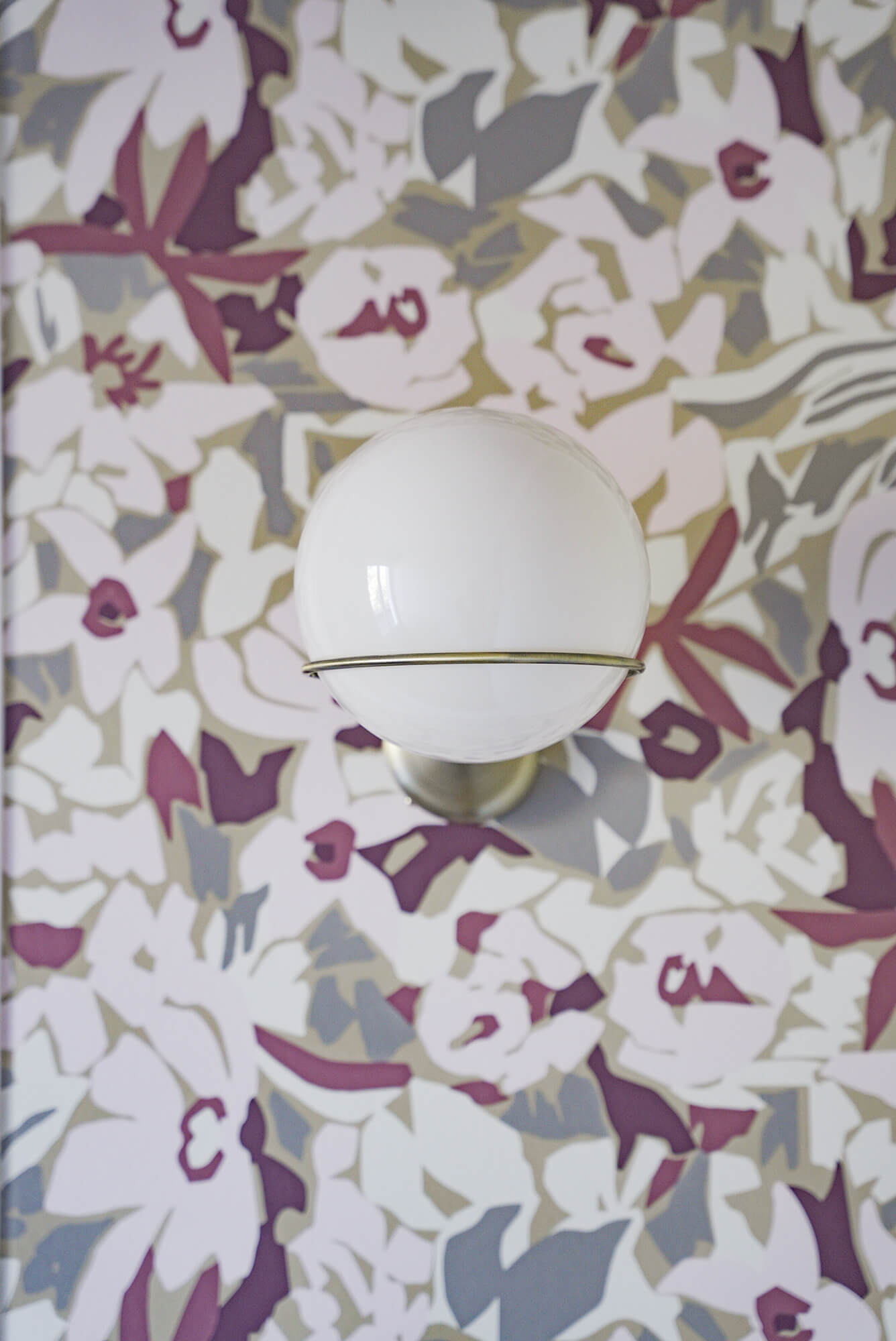 Rénovation d’une maison meulière à Bonnières, retrouver le charme de l’ancien, papier peint floral rose vert, applique opaline