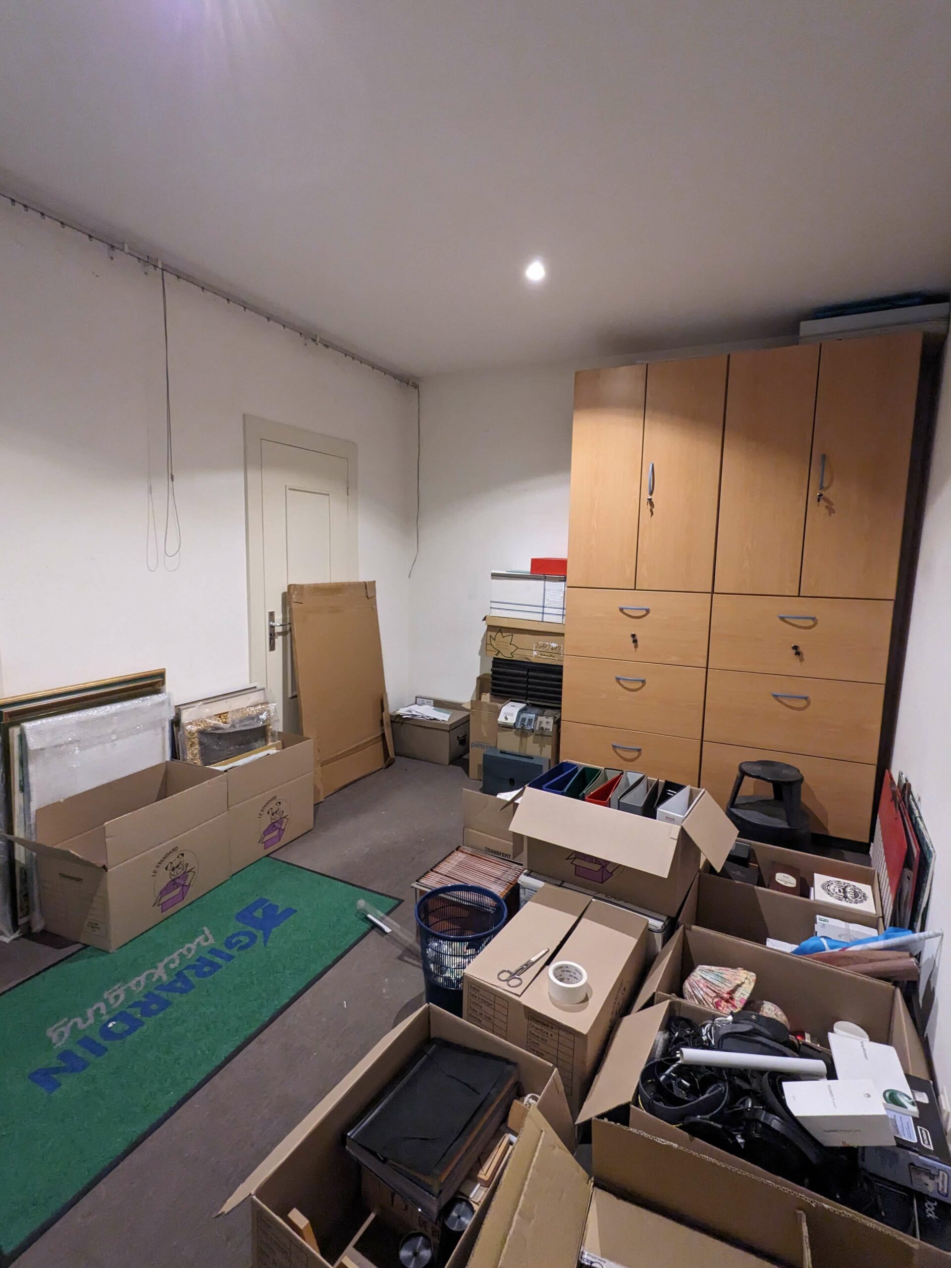 Rénovation d’une maison meulière à Bonnières, retrouver le charme de l’ancien, photo avant de la chambre des invités