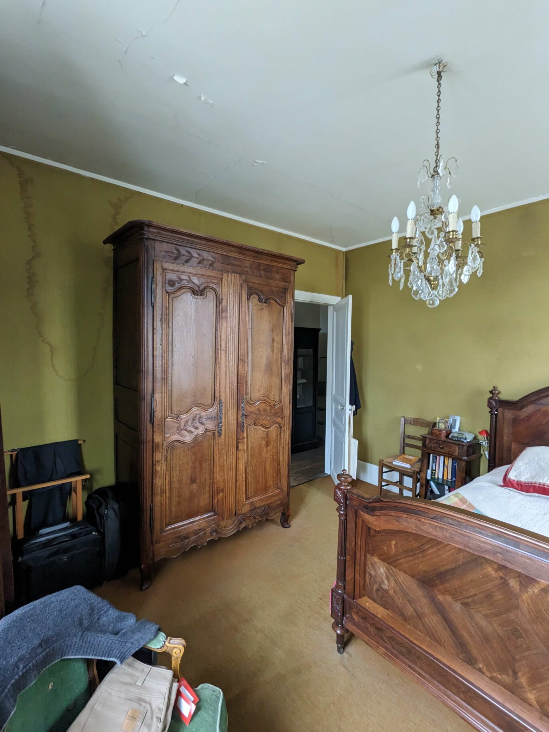 Rénovation d’une maison meulière à Bonnières, retrouver le charme de l’ancien, photo avant de la chambre parentale