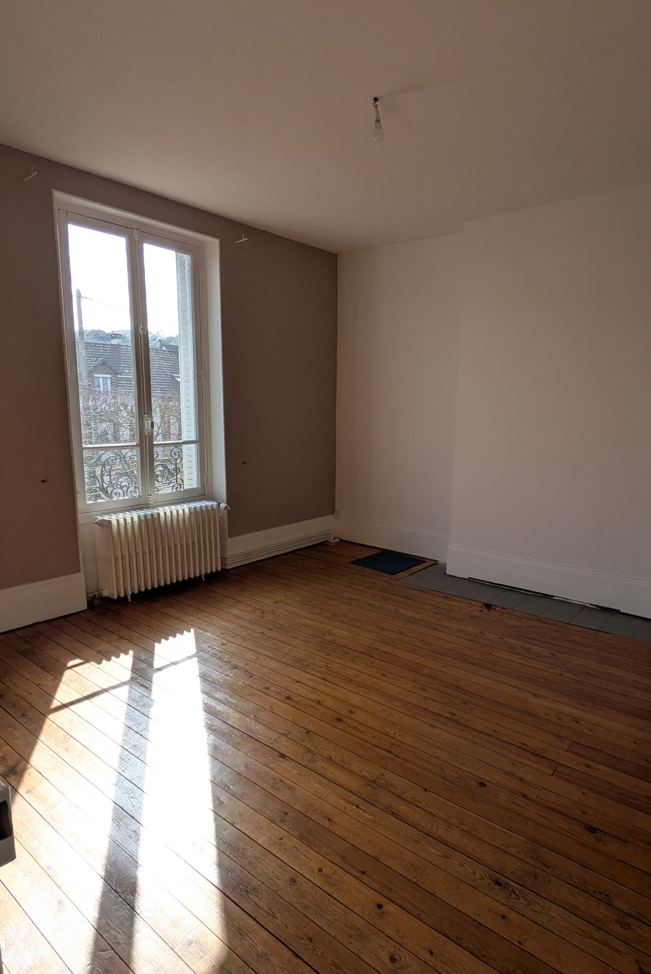 Rénovation d’une maison meulière à Bonnières, retrouver le charme de l’ancien, photo avant de la salle de bain parentale et du dressing