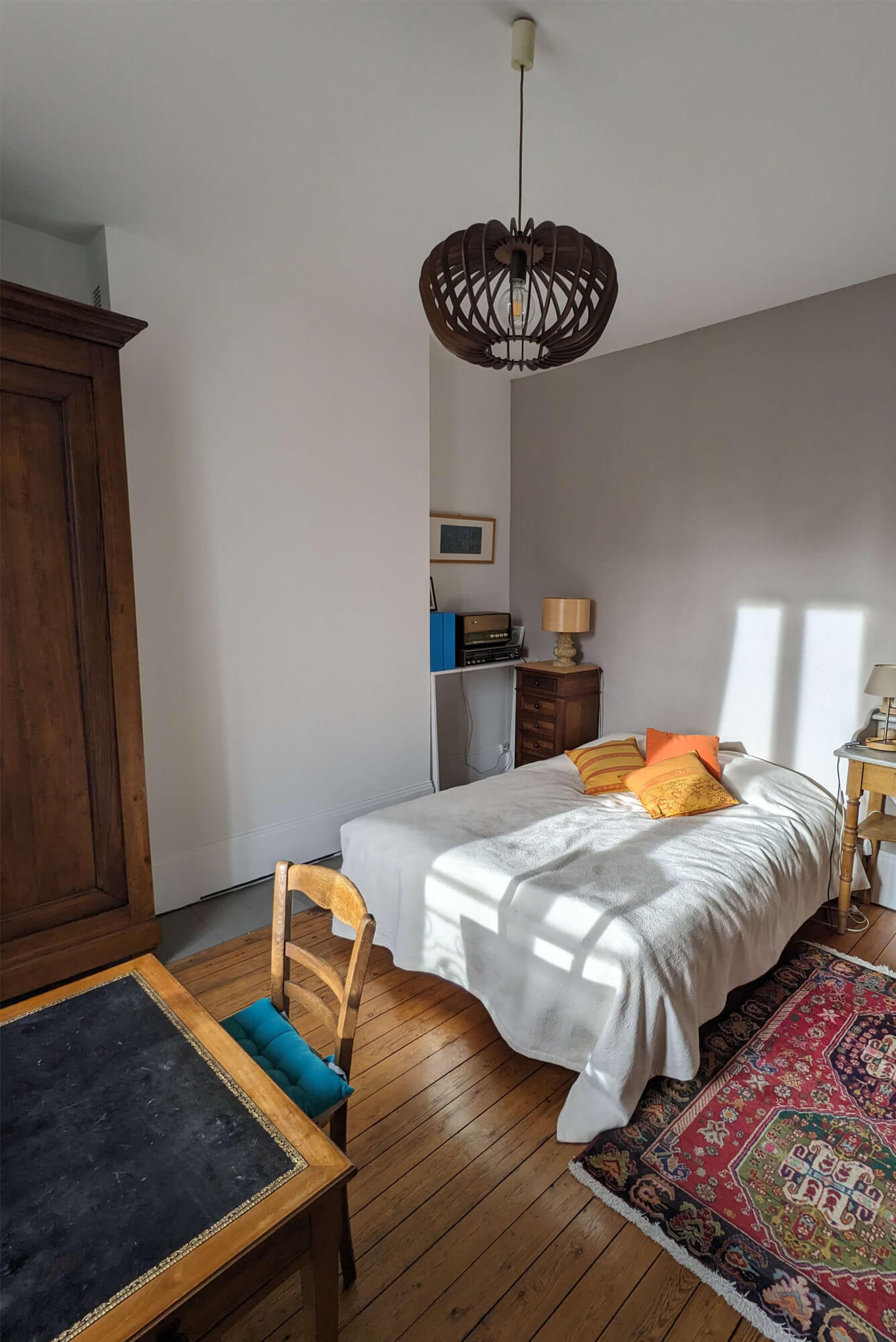 Rénovation d’une maison meulière à Bonnières, retrouver le charme de l’ancien, photo avant de la salle de bain parentale