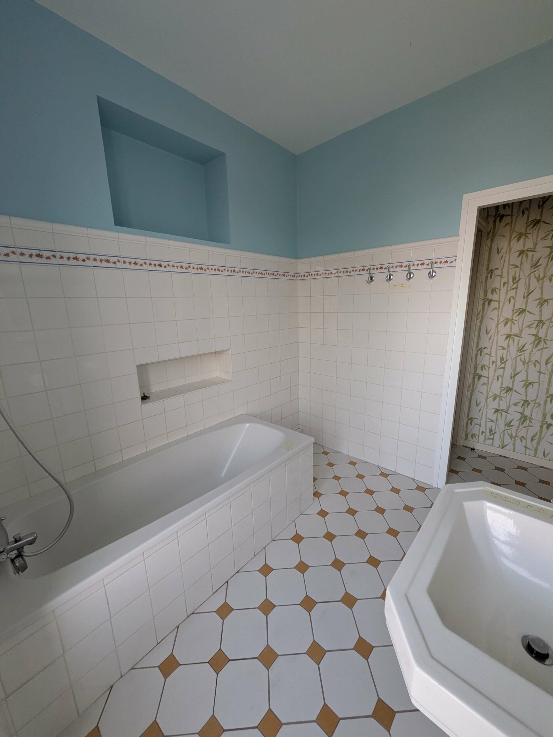 Rénovation d’une maison meulière à Bonnières, retrouver le charme de l’ancien, photo avant de la salle de bain transformée en bureau