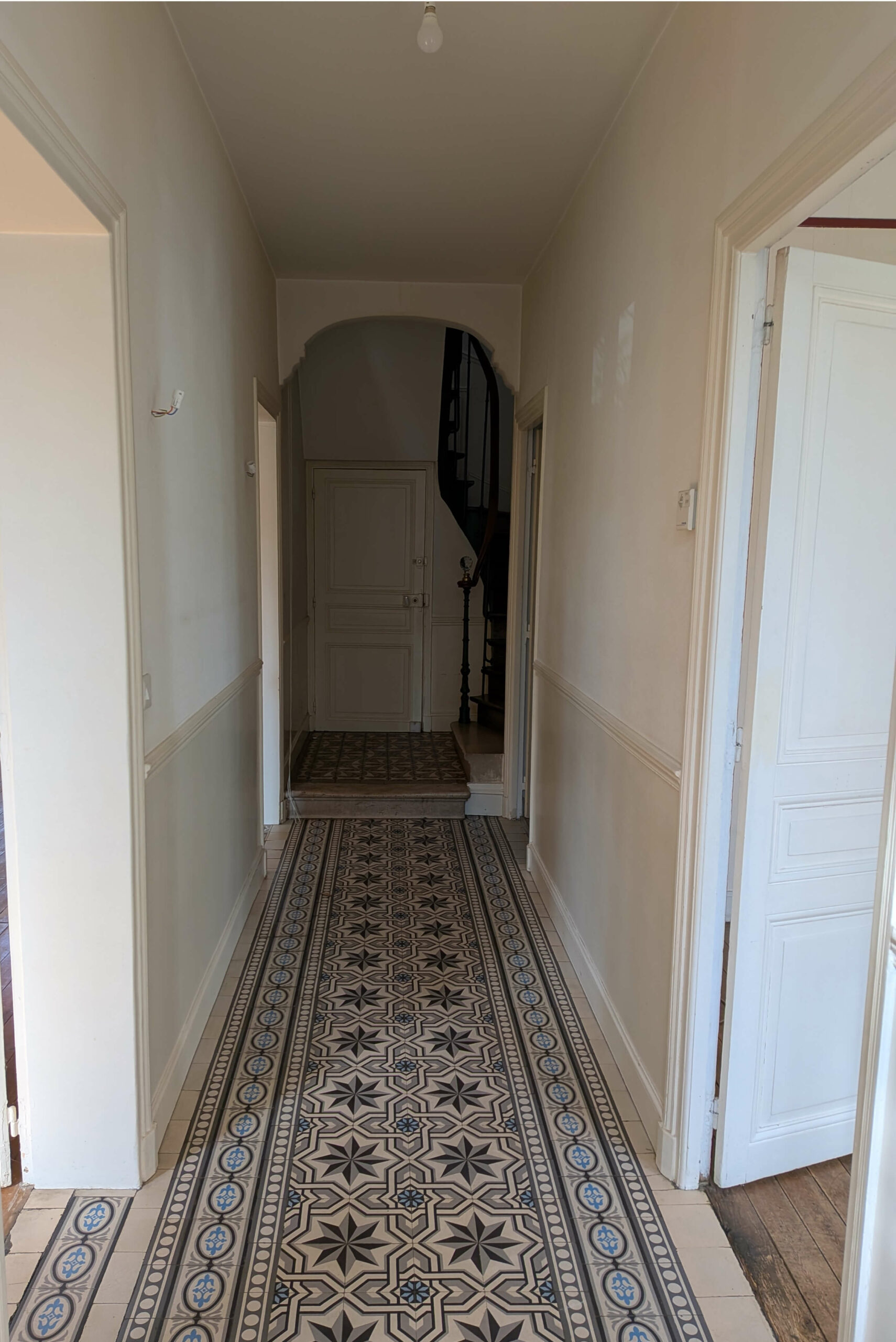 Rénovation d’une maison meulière à Bonnières, retrouver le charme de l’ancien, photo avant de l'entrée aux tons beiges