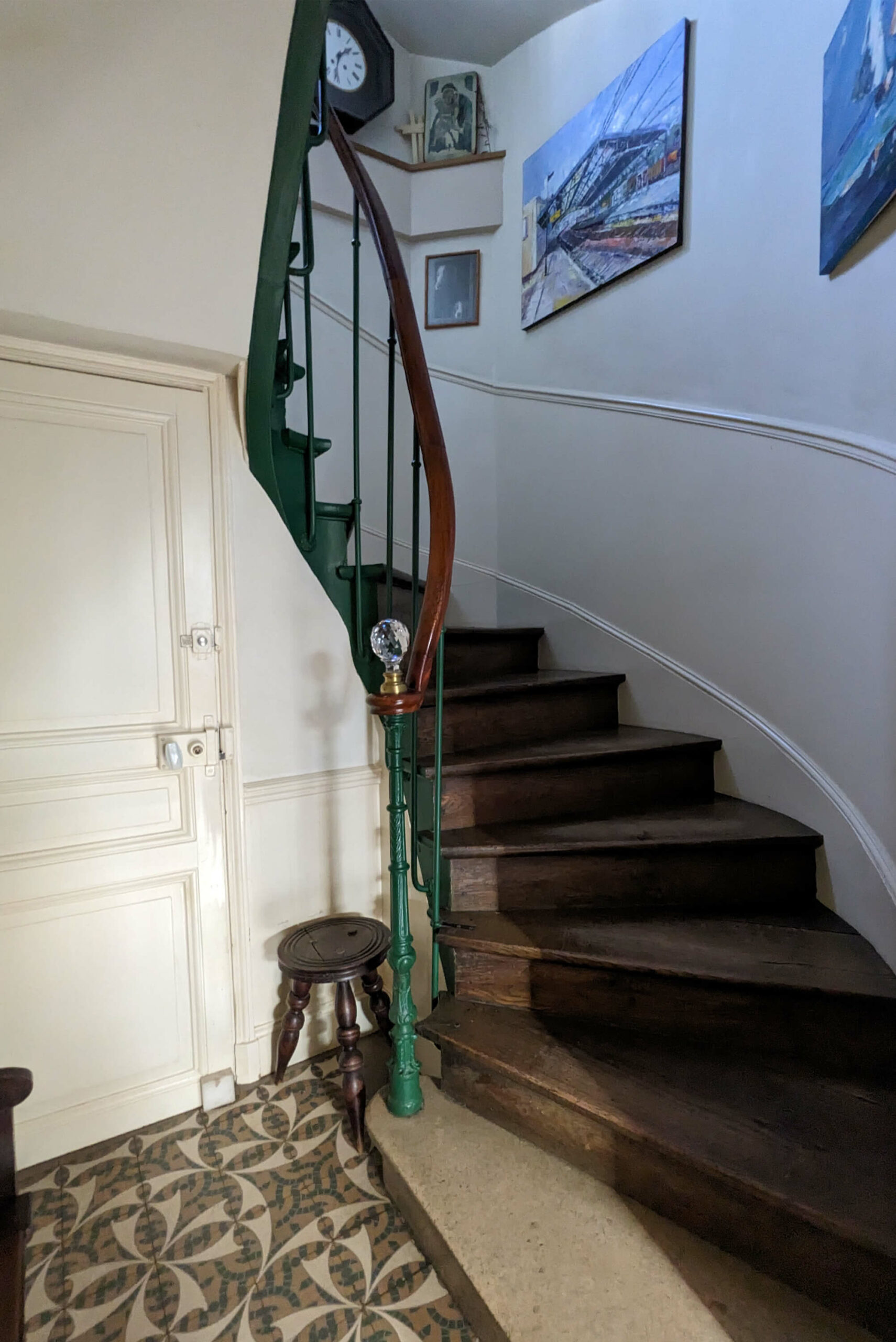 Rénovation d’une maison meulière à Bonnières, retrouver le charme de l’ancien, photo avant de l'escalier