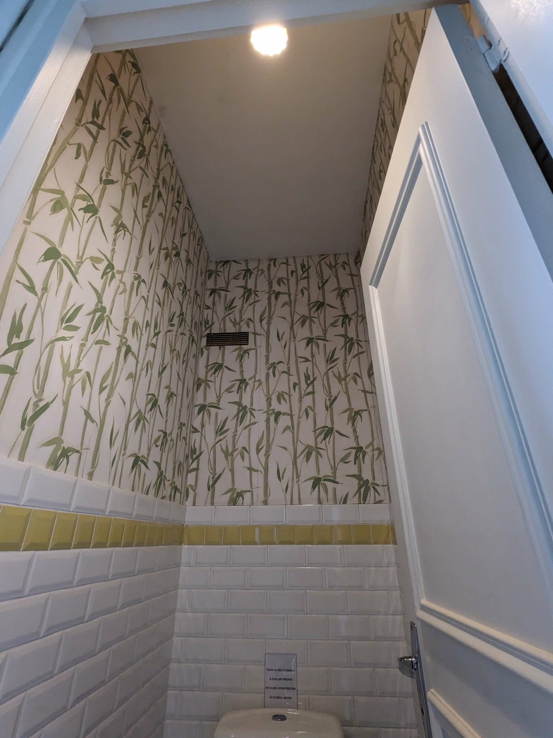 Rénovation d’une maison meulière à Bonnières, retrouver le charme de l’ancien, photo avant des toilettes de l'étage