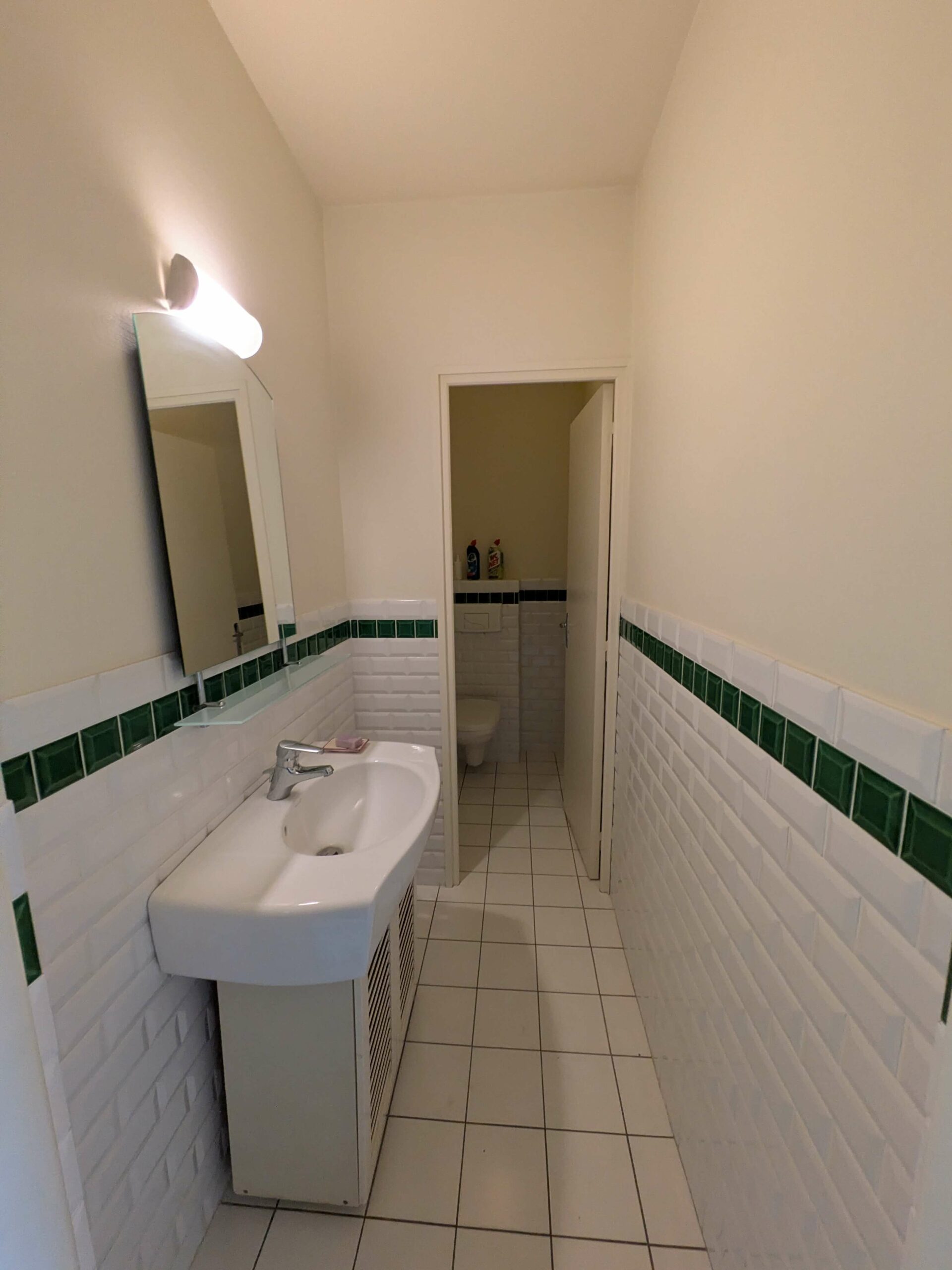 Rénovation d’une maison meulière à Bonnières, retrouver le charme de l’ancien, photo avant des toilettes