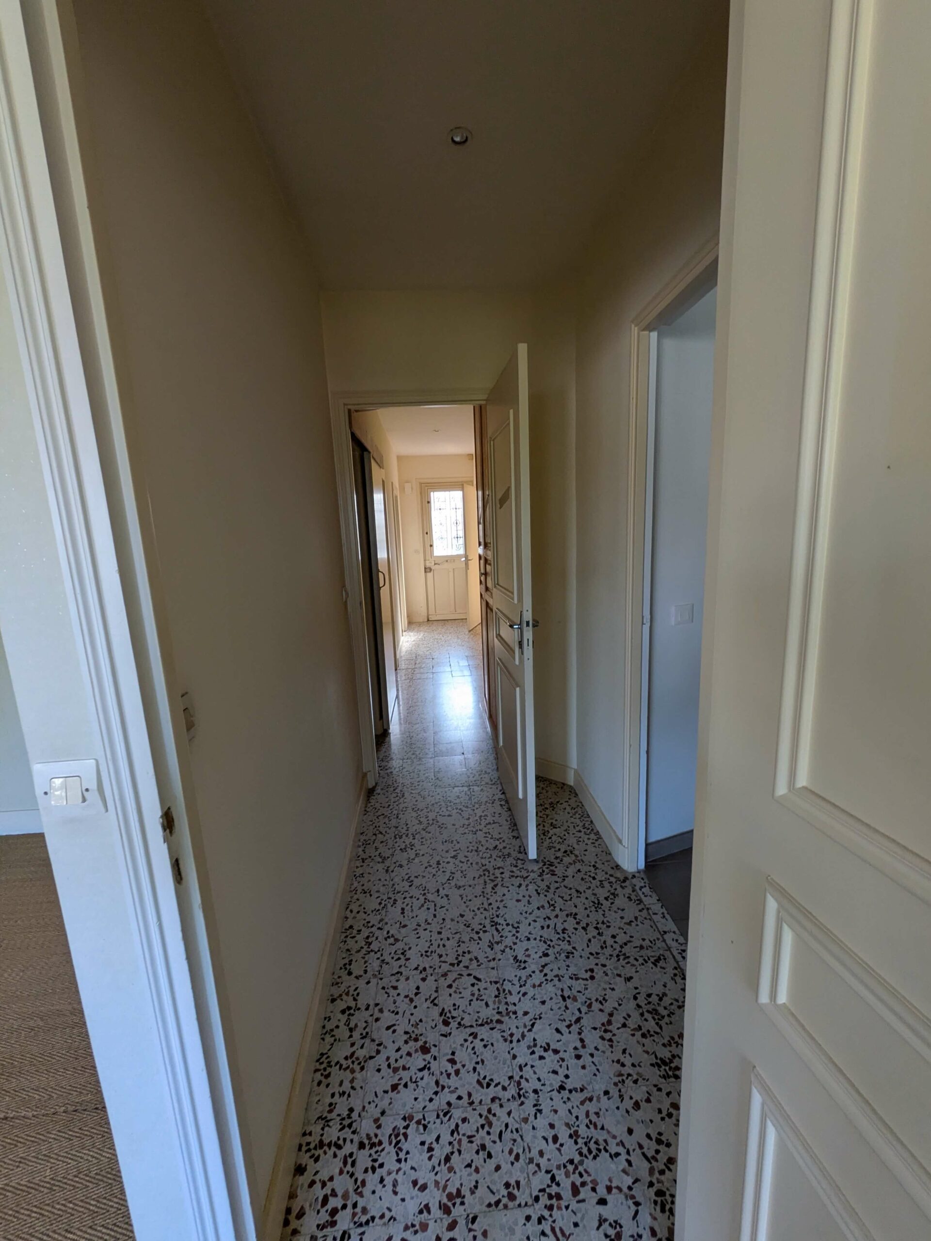 Rénovation d’une maison meulière à Bonnières, retrouver le charme de l’ancien, photo avant du dégagement
