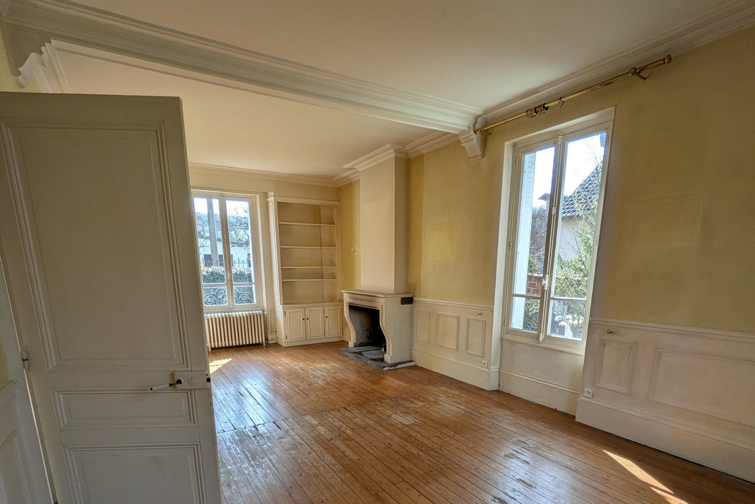 Rénovation d’une maison meulière à Bonnières, retrouver le charme de l’ancien, photo avant du double séjour avec cheminée en pierre