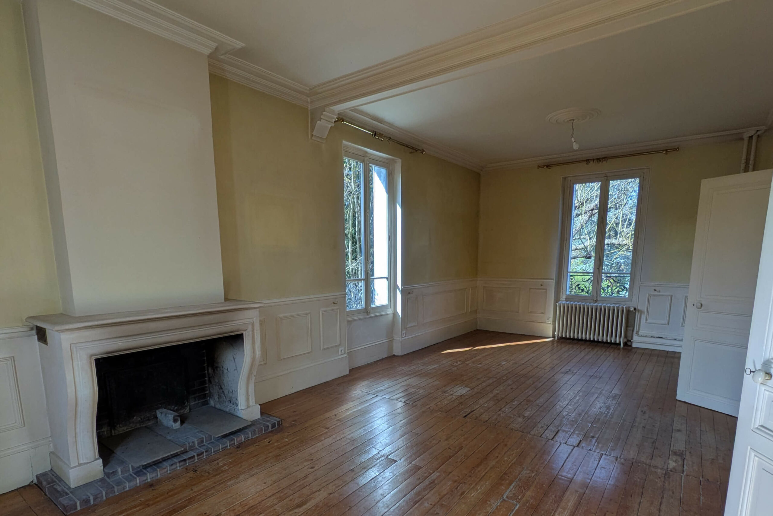 Rénovation d’une maison meulière à Bonnières, retrouver le charme de l’ancien, photo avant du salon et salle à manger