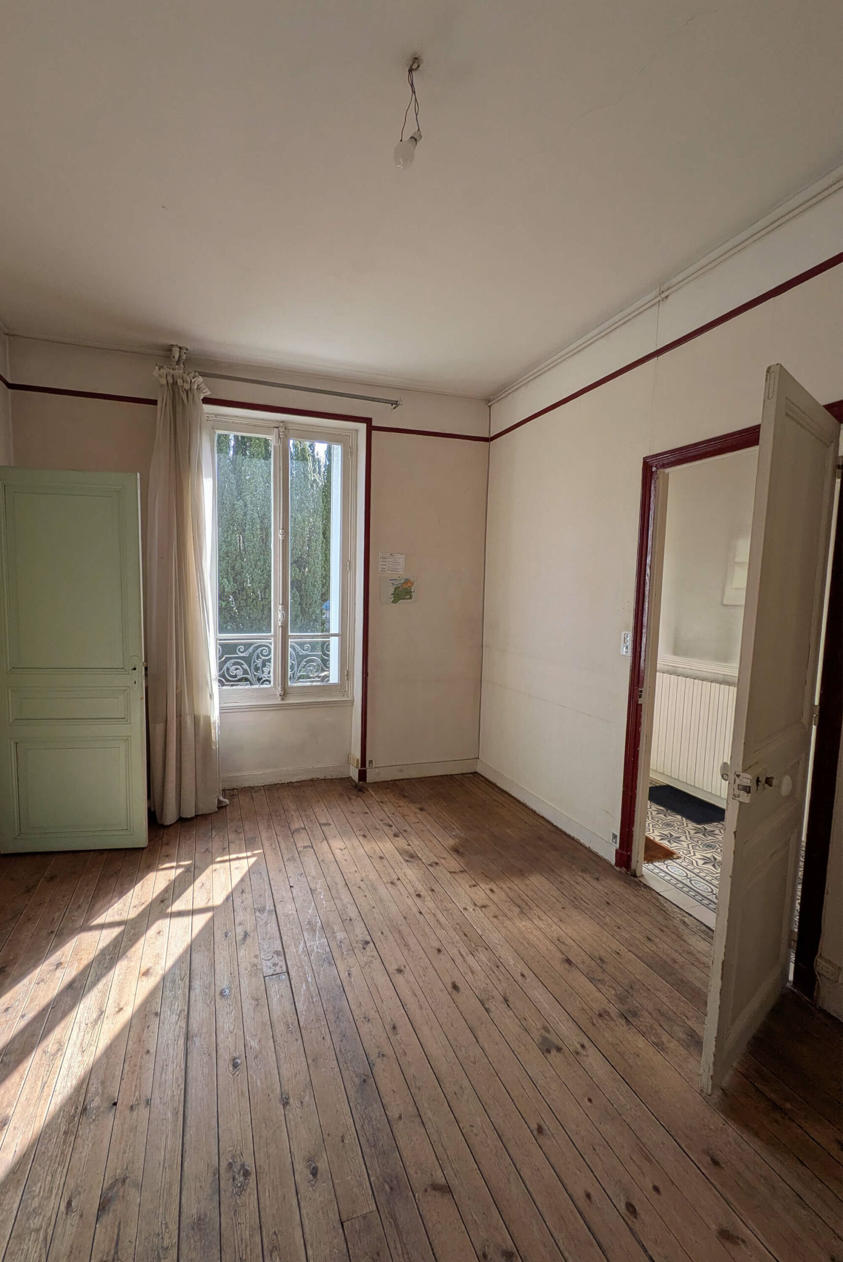 Rénovation d’une maison meulière à Bonnières, retrouver le charme de l’ancien, photo avant du vestiaire, ancien bureau aux moulures pourpres