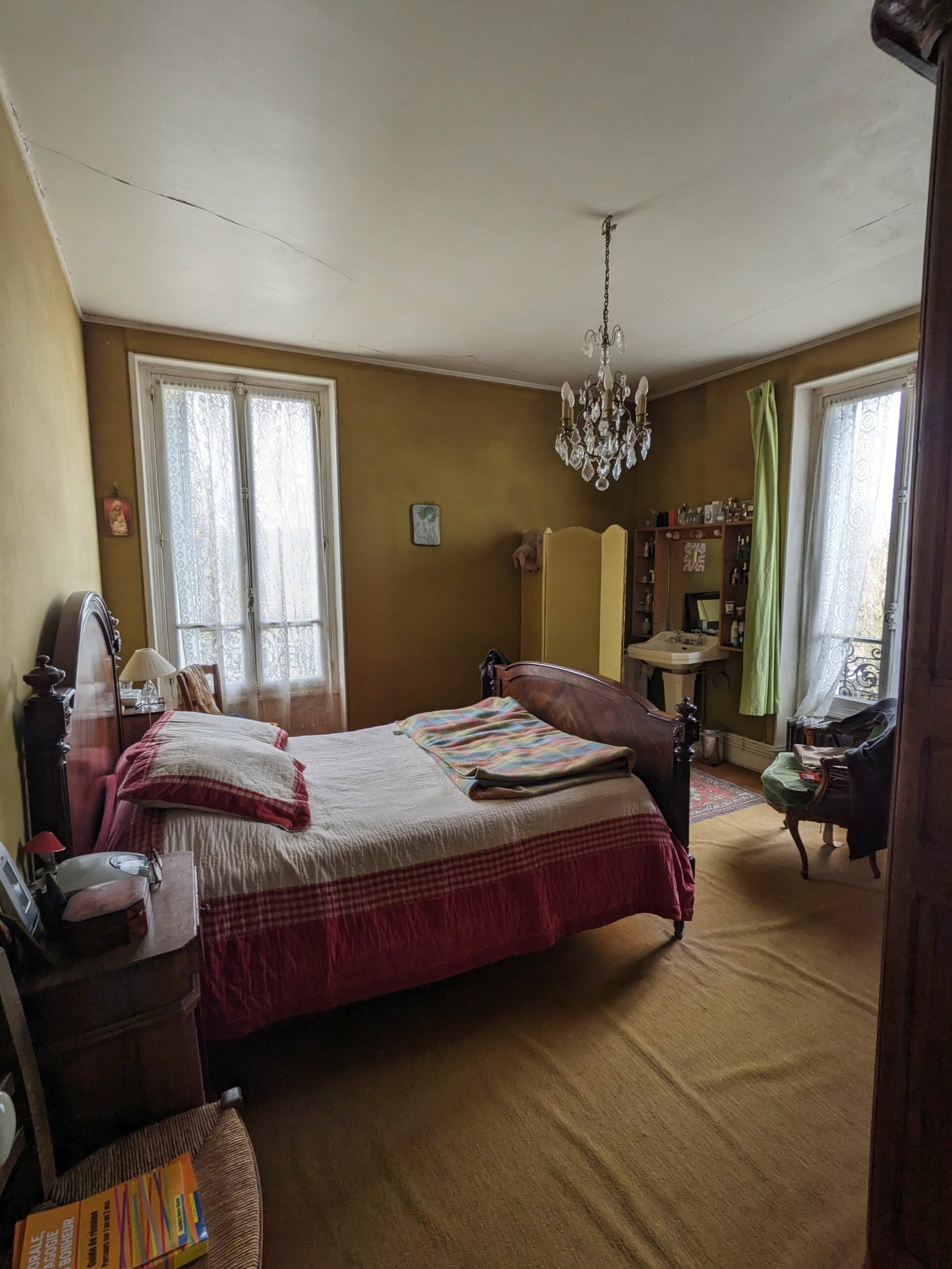 Rénovation d’une maison meulière à Bonnières, retrouver le charme de l’ancien, photo avant rénovation de la chambre parentale moutarde